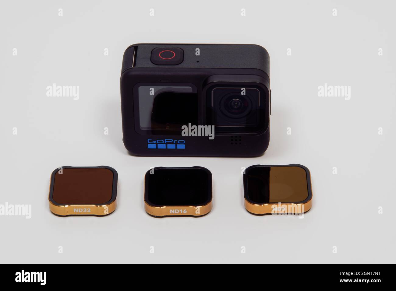 GoPro Hero 10 nero con logo vista dall'alto. Action camera con copriobiettivo rimovibile e filtri ND variabili su sfondo bianco. Foto Stock