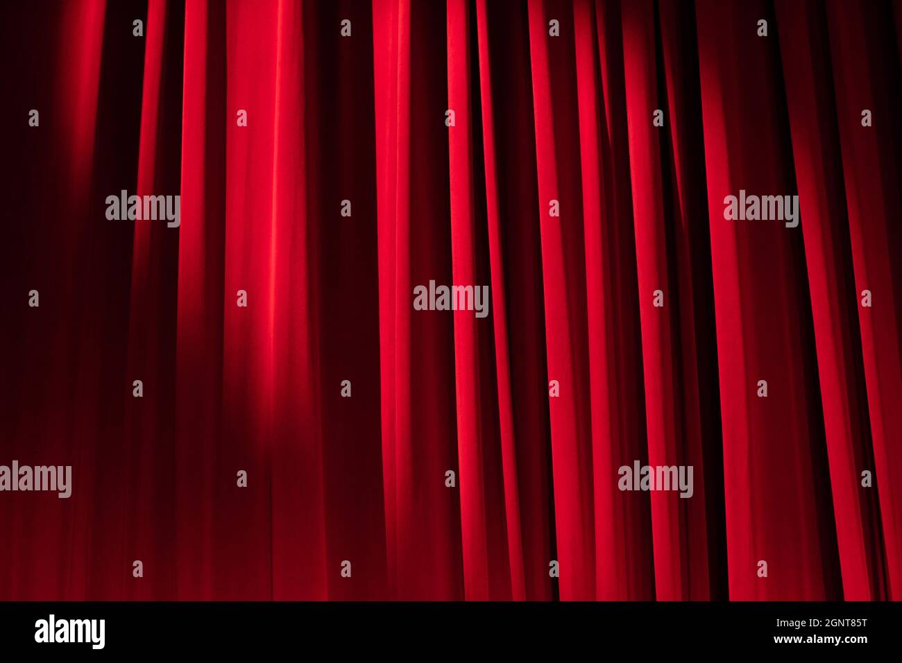 Tenda da teatro rossa su un palco, texture, velluto rosso tessile - 2 Foto Stock