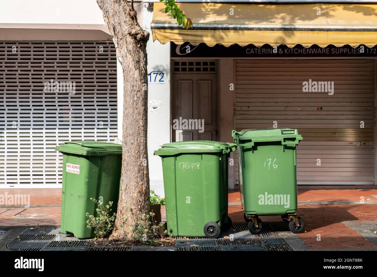 SINGAPORE, SINGAPORE - Sep 23, 2021: Garbage containers fuori negozi , strade di Singapore. Scatto orizzontale Foto Stock