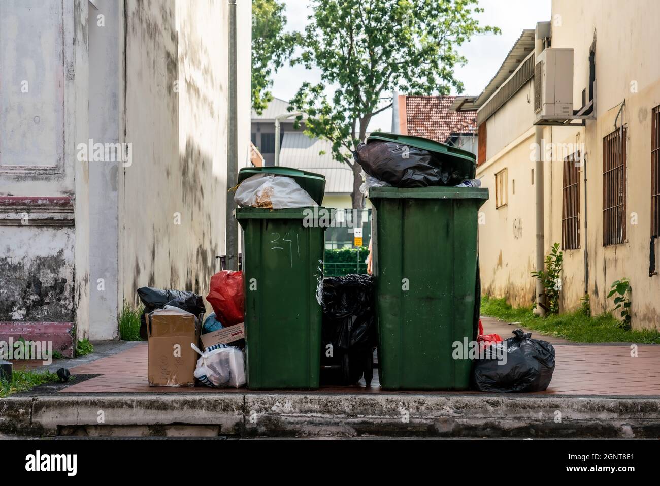Bidoni della spazzatura, strade di Singapore. Foto Stock