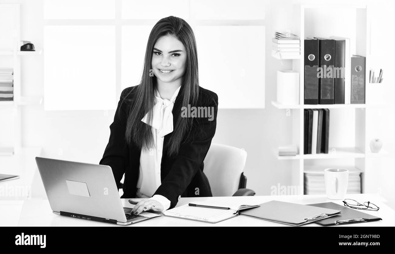 Bella notaio donna al computer portatile. Lavoratore bancario. Sfide aziendali. Notaio autorizzato. Notai e agenti di firma notarile gestiscono e testimoniano Foto Stock