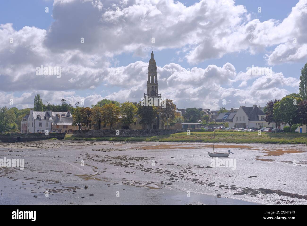 Francia, Finistère (29), parc Naturel régional d'Armorique, le Faou, petit port à marée basse, labellisé Les Plus Beaux Villages de France, le bourg et Foto Stock