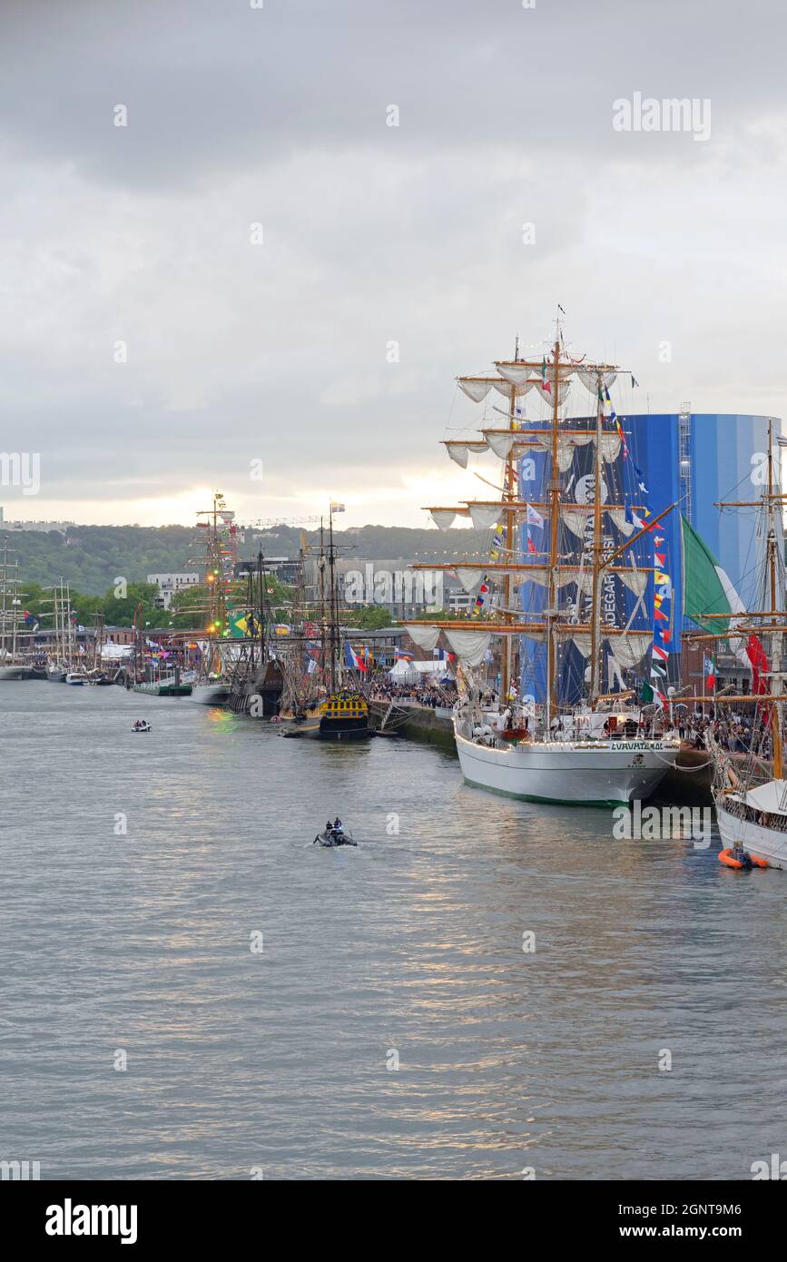 Francia, Seine Maritime (76), Rouen, l'Armada 2019, le Sedov navire russe, foule de touristes visitant les vieux gréement sur les quais de la Seine // Foto Stock