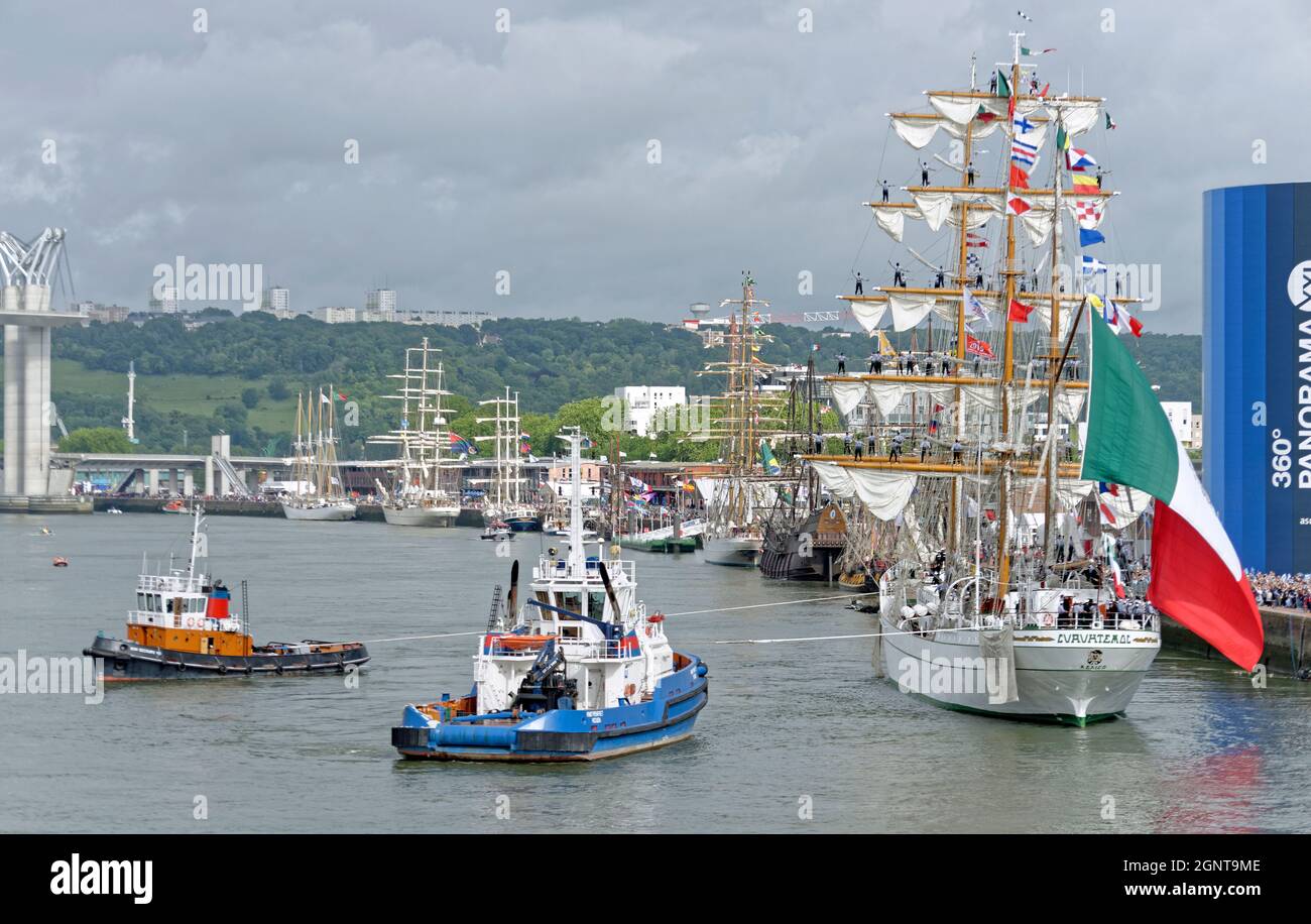 Francia, Seine Maritime (76), Rouen, l'Armada 2019, foule de touristes visitant les vieux gréement sur les quais de la Seine // Francia, Seine Maritime Foto Stock