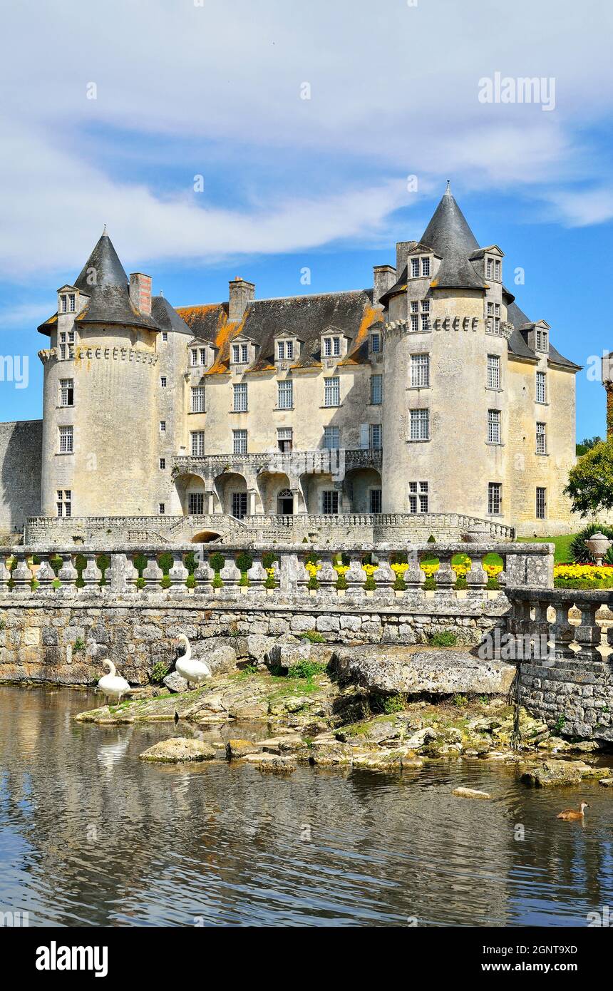Francia, Charente-Maritime (17), Saint-Porchaire, le Château de la Roche Courbon fut bâti au XVe sur un éperon rocheux, puis le Château Fort fut transf Foto Stock