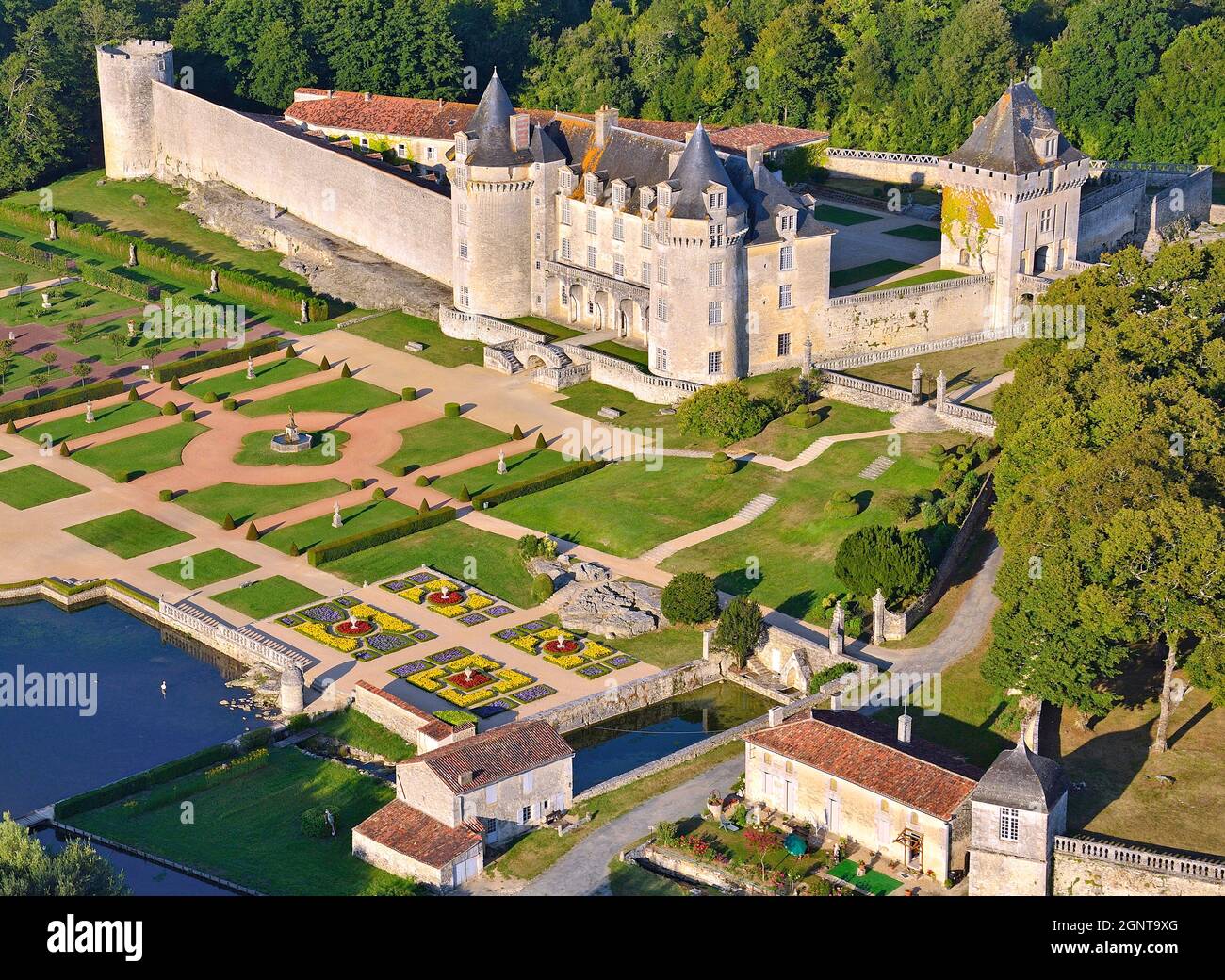 Francia, Charente-Maritime (17), Saint-Porchaire, le Château de la Roche Courbon fut bâti au XVe sur un éperon rocheux, puis le Château Fort fut transf Foto Stock