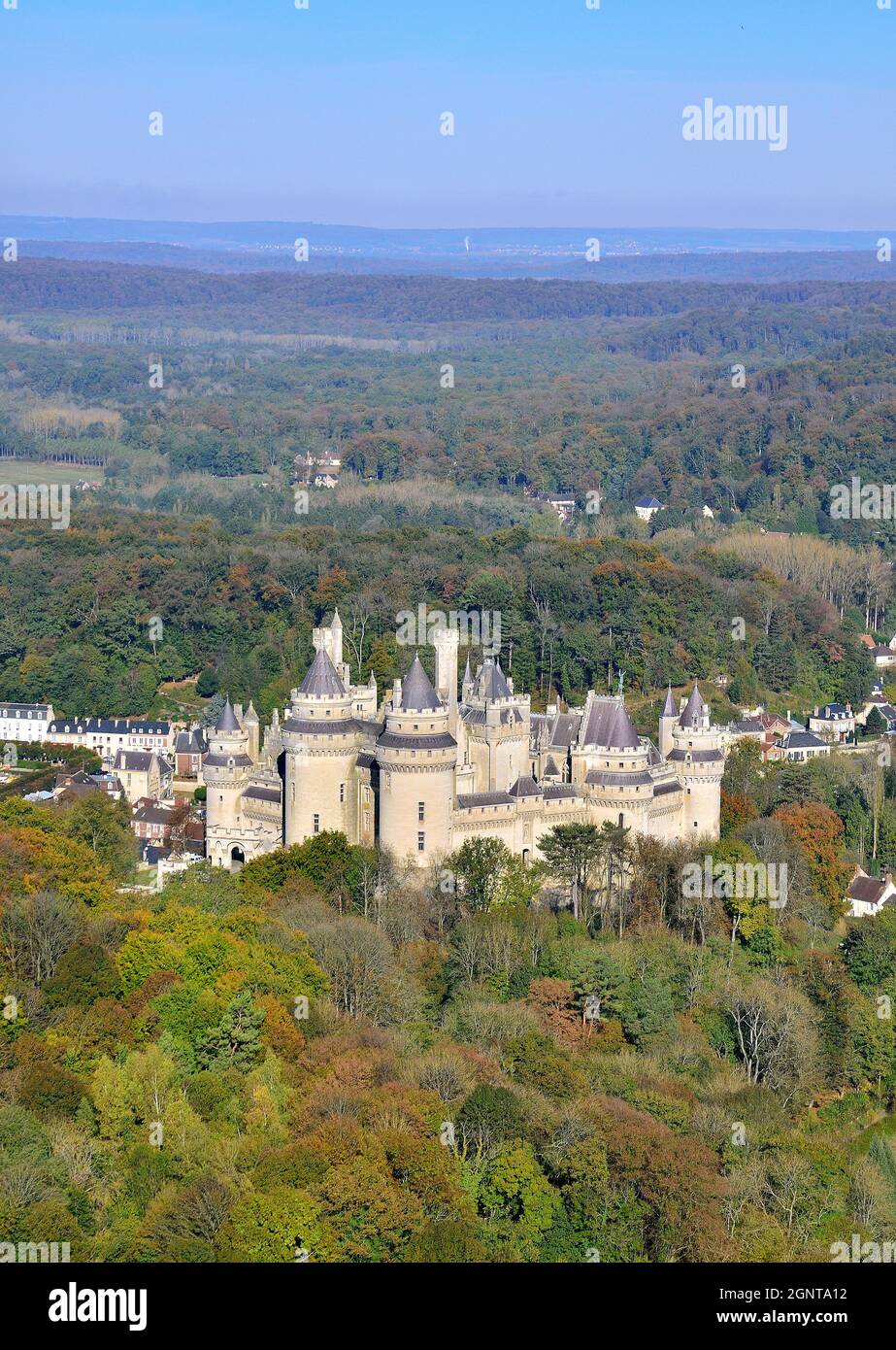 Francia, Picardie, Oise (60), Pierrefonds, Castello di Pierrefonds, vista aerea Foto Stock