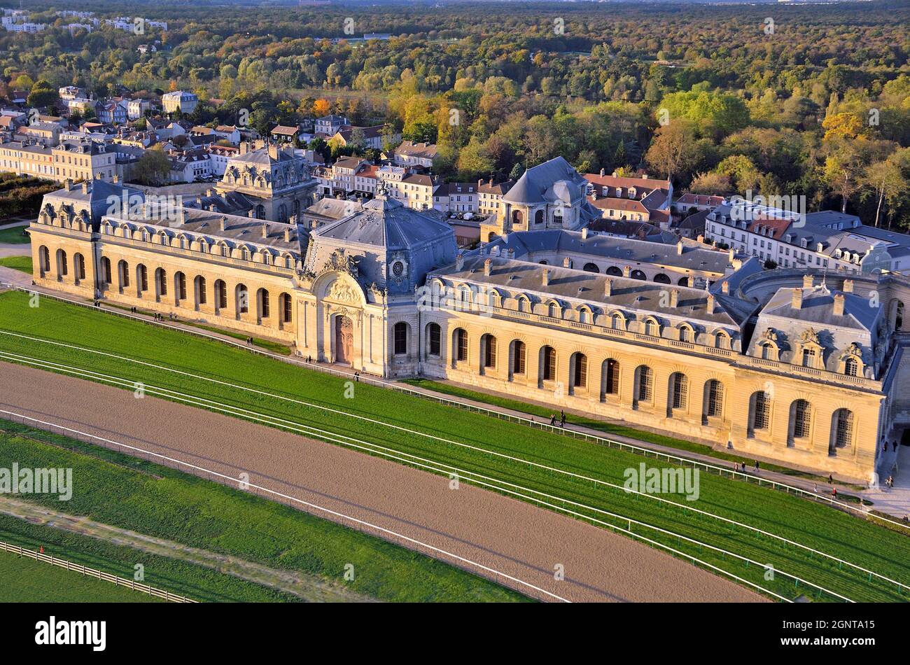 Francia, Oise (60), Chantilly, le Château de Chantilly, les Grandes Ecuries (vue aérienne) // Francia, Oise, Chantilly, Chateau de Chantilly, la Grande Foto Stock