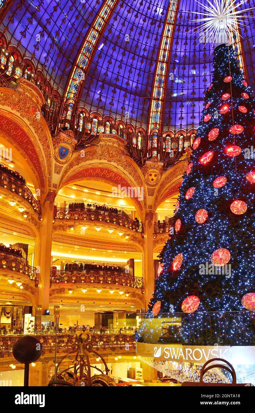 Francia, Parigi (75), boulevard Haussmann, le Grand magasin des Galeries Lafayette et son sapin de Noël // Francia, Parigi, boulevard Haussmann, il depar Foto Stock