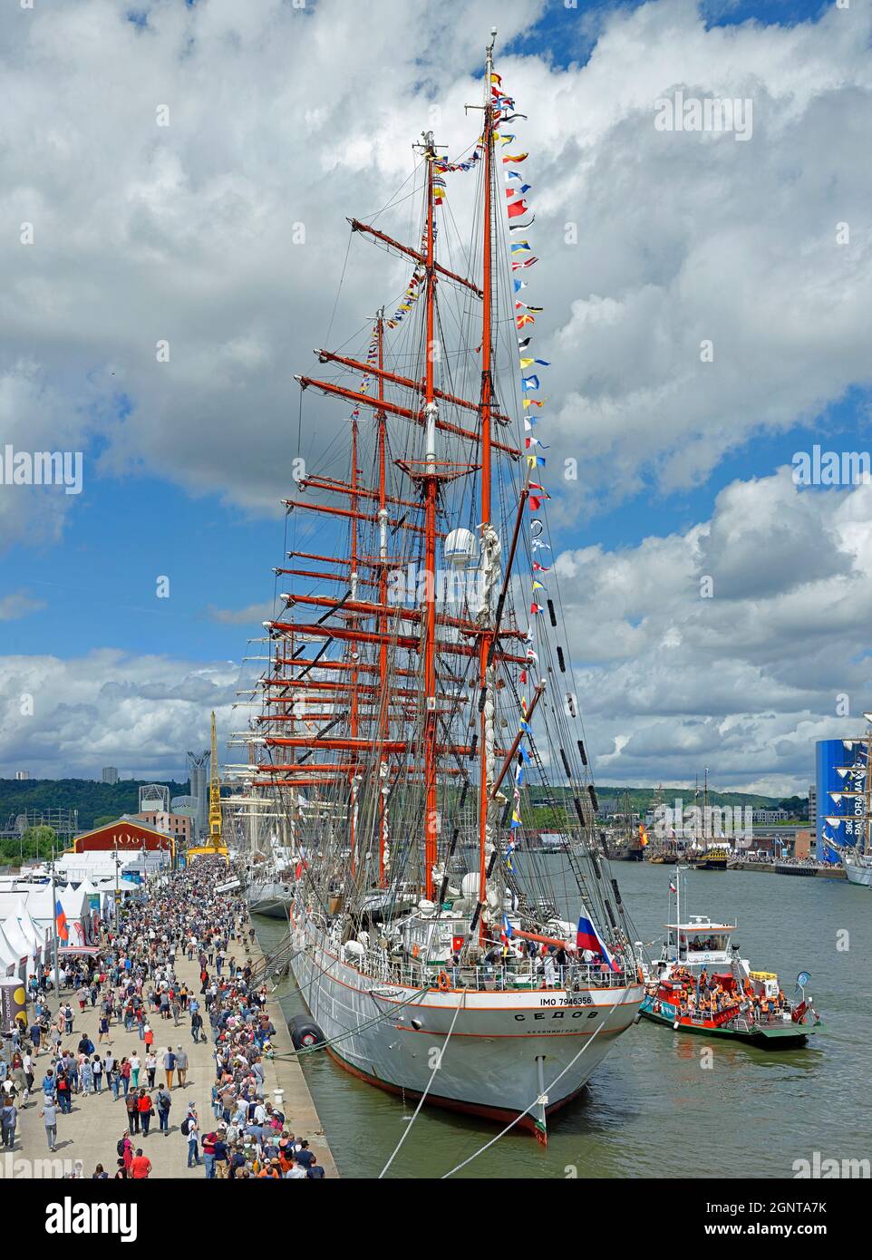 Francia, Seine Maritime (76), Rouen, l'Armada 2019, le Sedov navire russe, foule de touristes visitant les vieux gréement sur les quais de la Seine // Foto Stock