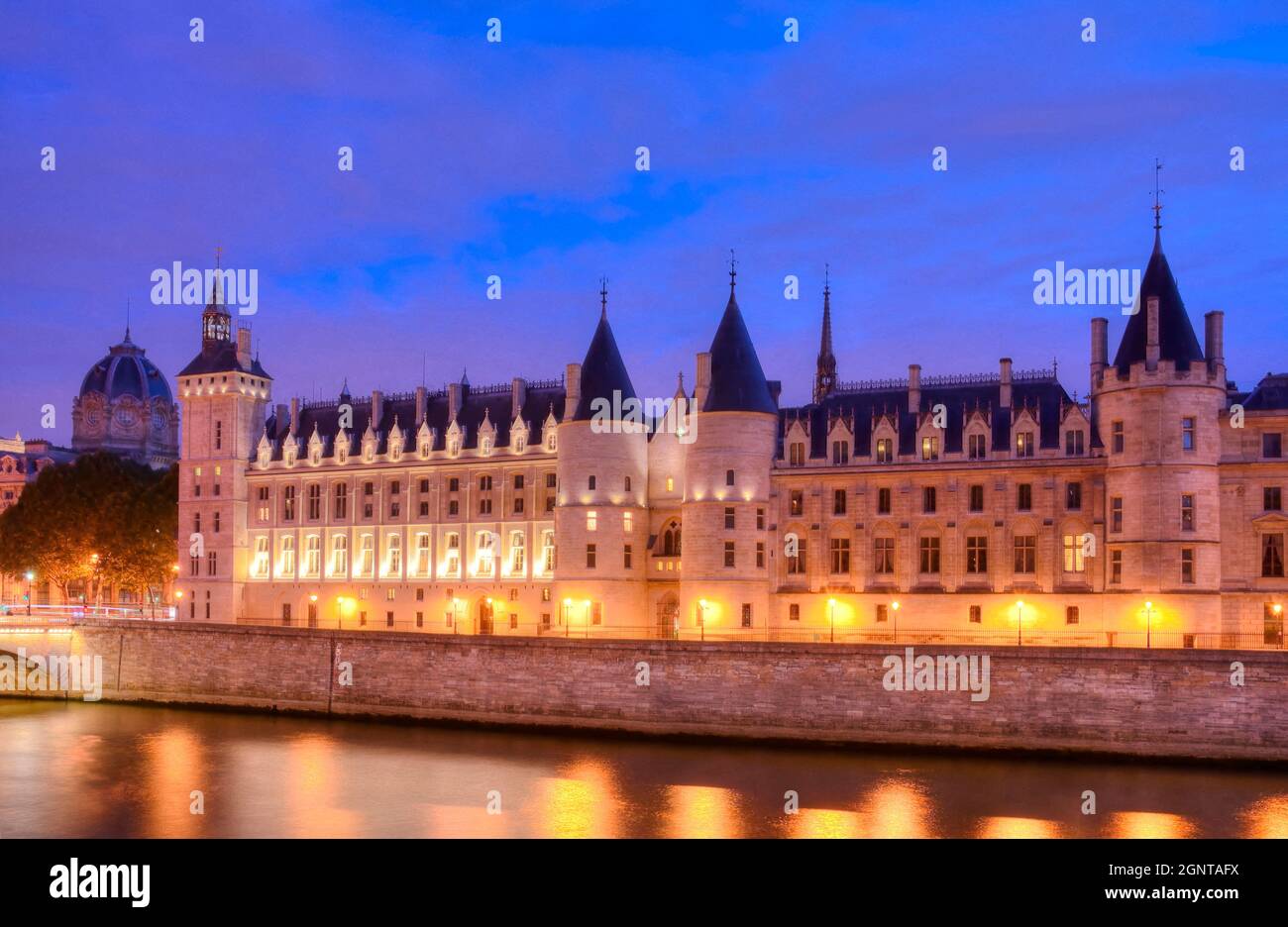 Francia, Ile-de-France, Ville de Paris, Parigi, Ile de la Cité, vue de nuit de la Conciergerie * Francia, Ile-de-France, Ville de Paris, Parigi, Ile de la Foto Stock