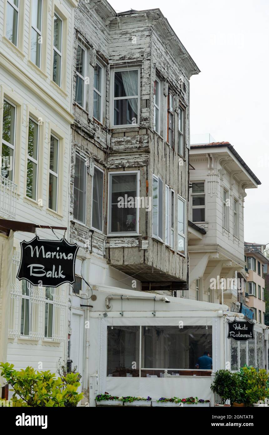 Vecchia casa e ristorante di pesce sulle rive del Bosforo, Istanbul, Turchia Foto Stock
