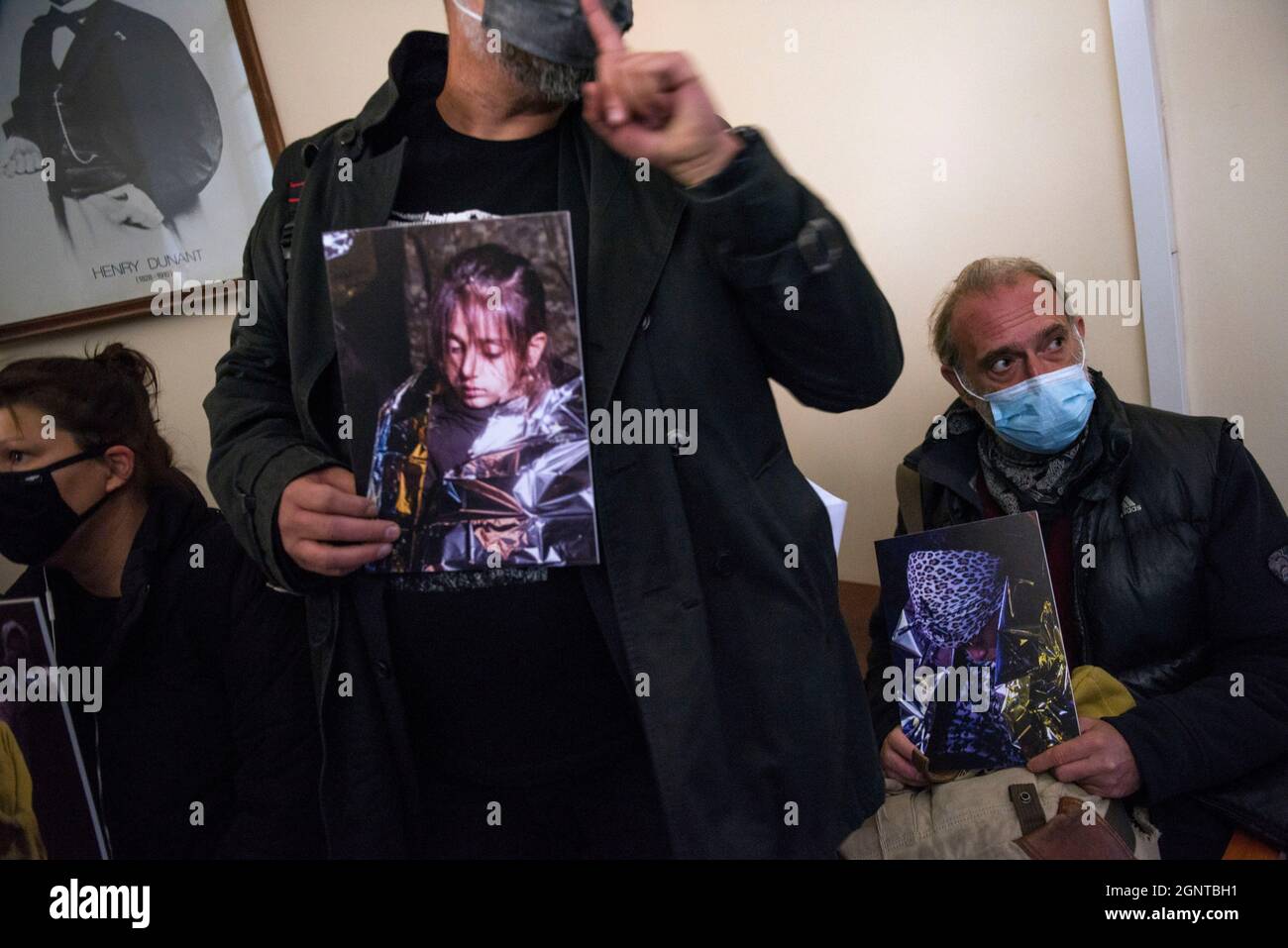 Varsavia, Polonia. 27 settembre 2021. Un attivista detiene un'immagine di un rifugiato bloccato al confine tra Polonia e Bielorussia durante la dimostrazione.gli attivisti del gruppo Obywatele RP (cittadini della RP) si sono rotti nella sede della Croce Rossa polacca (PCK - Polski Czerwony Krzyz) e hanno iniziato uno sciopero sit-in, Protestare contro la situazione di crisi migratoria al confine con la Bielorussia e chiedere aiuti umanitari decisivi per le persone bloccate al confine tra Polonia e Bielorussia. Credit: SOPA Images Limited/Alamy Live News Foto Stock