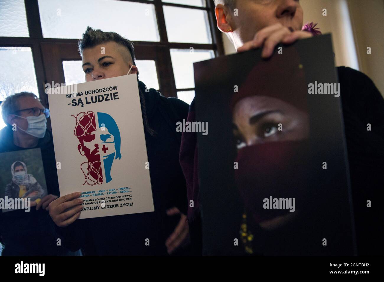 Varsavia, Polonia. 27 settembre 2021. Un attivista detiene un'immagine di un rifugiato bloccato al confine tra Polonia e Bielorussia durante la dimostrazione.gli attivisti del gruppo Obywatele RP (cittadini della RP) si sono rotti nella sede della Croce Rossa polacca (PCK - Polski Czerwony Krzyz) e hanno iniziato uno sciopero sit-in, Protestare contro la situazione di crisi migratoria al confine con la Bielorussia e chiedere aiuti umanitari decisivi per le persone bloccate al confine tra Polonia e Bielorussia. Credit: SOPA Images Limited/Alamy Live News Foto Stock