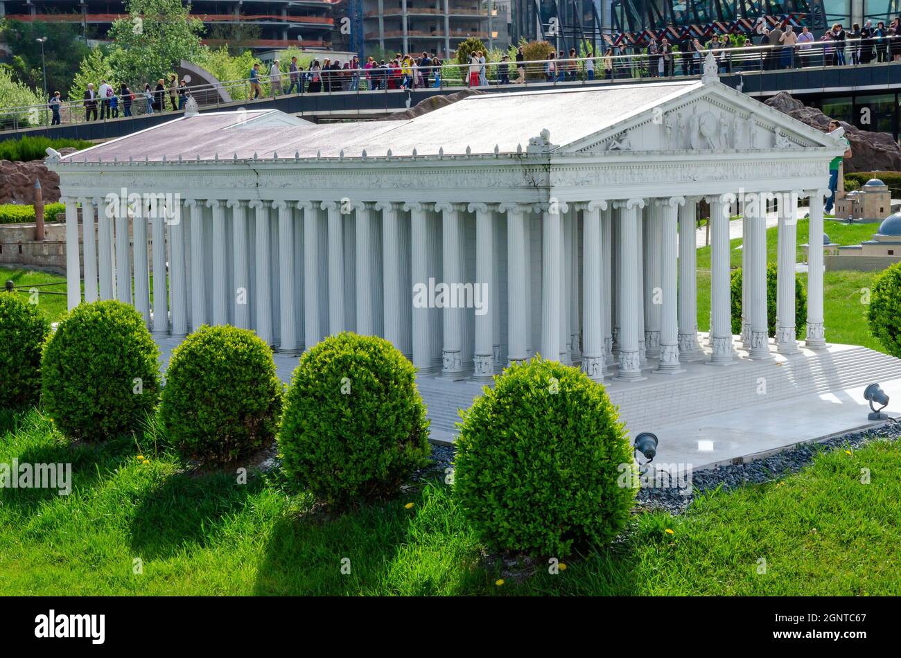 Una replica del Tempio di Artemis in Miniaturk Museum, Istanbul, Turchia. Foto Stock