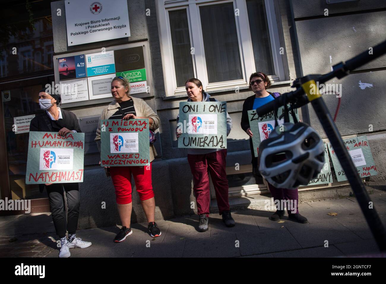 Varsavia, Polonia. 27 settembre 2021. Durante la dimostrazione, gli attivisti del gruppo Obywatele RP (Citizens of RP) si sono staccati nella sede della Croce Rossa polacca (PCK - Polski Czerwony Krzyz) e hanno iniziato uno sciopero sit-in, Protestare contro la situazione di crisi migratoria al confine con la Bielorussia e chiedere aiuti umanitari decisivi per le persone bloccate al confine tra Polonia e Bielorussia. (Foto di Attila Husejnow/SOPA Images/Sipa USA) Credit: Sipa USA/Alamy Live News Foto Stock