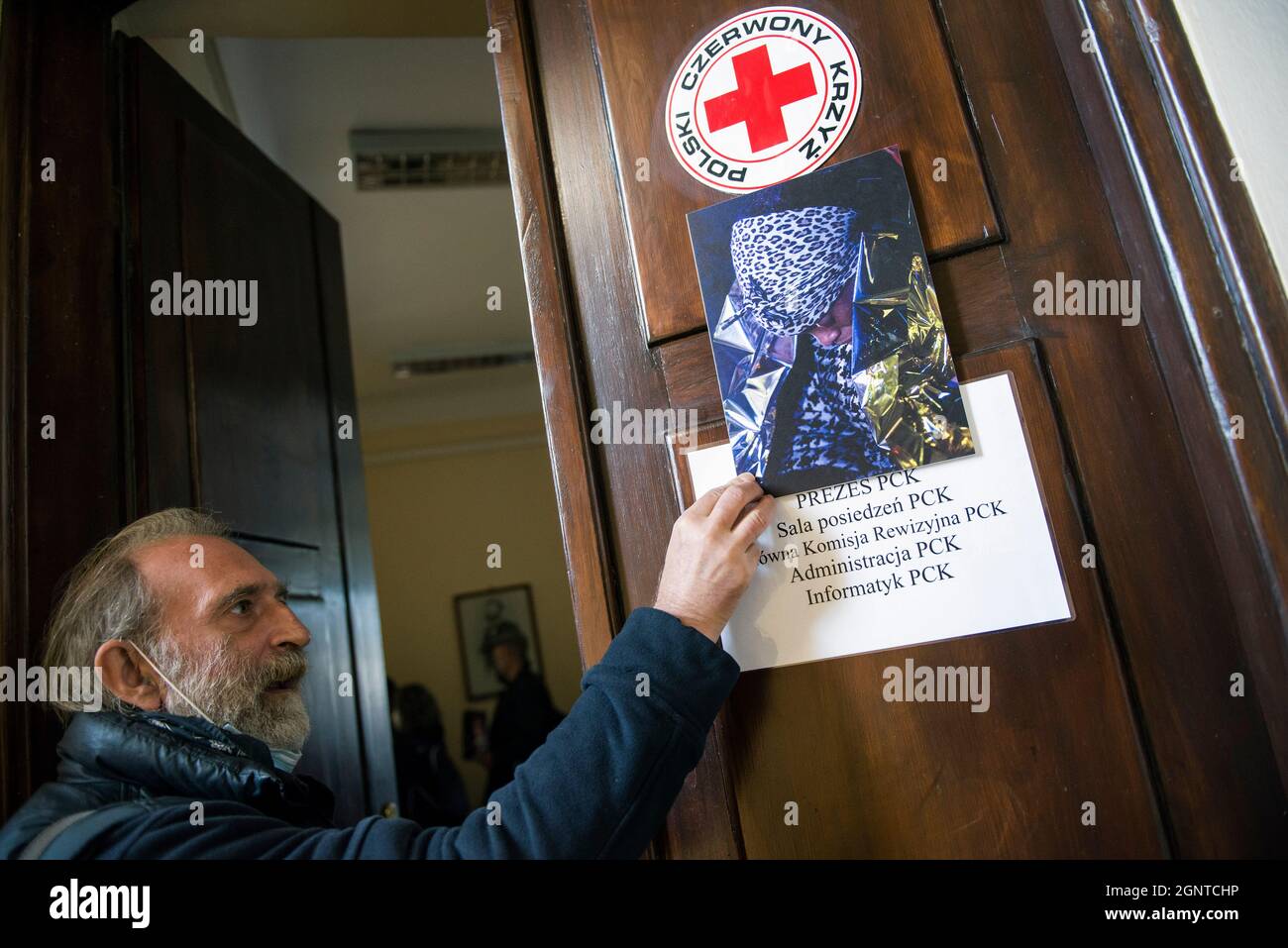Wojciech Kinasiewicz, il leader della Obywatele RP (cittadini della RP) detiene un'immagine di un rifugiato bloccato al confine polacco-bielorusso durante la dimostrazione.gli attivisti del gruppo Obywatele RP (cittadini della RP) si sono rotti nella sede della Croce Rossa Polacca (PCK - Polski Czerwony Krzyz) E ha iniziato uno sciopero sit-in, protestando contro la situazione di crisi dei migranti al confine con la Bielorussia e chiedendo aiuti umanitari decisivi per le persone che si trovano al confine tra Polonia e Bielorussia. (Foto di Attila Husejnow/SOPA Images/Sipa USA) Foto Stock