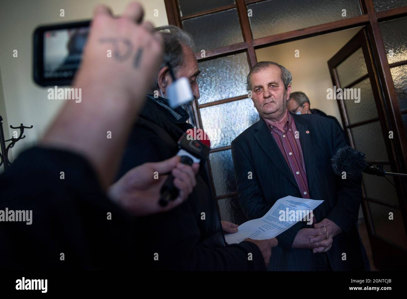 Slawomir Kaczynski, presidente del Consiglio Nazionale del sangue onorario donazione della Croce Rossa Polacca ascolta le richieste degli attivisti durante la protesta.gli attivisti del gruppo Obywatele RP (cittadini di RP) si sono rotti nella sede della Croce Rossa Polacca (PCK - Polski Czerwony Krzyz) E ha iniziato uno sciopero sit-in, protestando contro la situazione di crisi dei migranti al confine con la Bielorussia e chiedendo aiuti umanitari decisivi per le persone che si trovano al confine tra Polonia e Bielorussia. (Foto di Attila Husejnow/SOPA Images/Sipa USA) Foto Stock