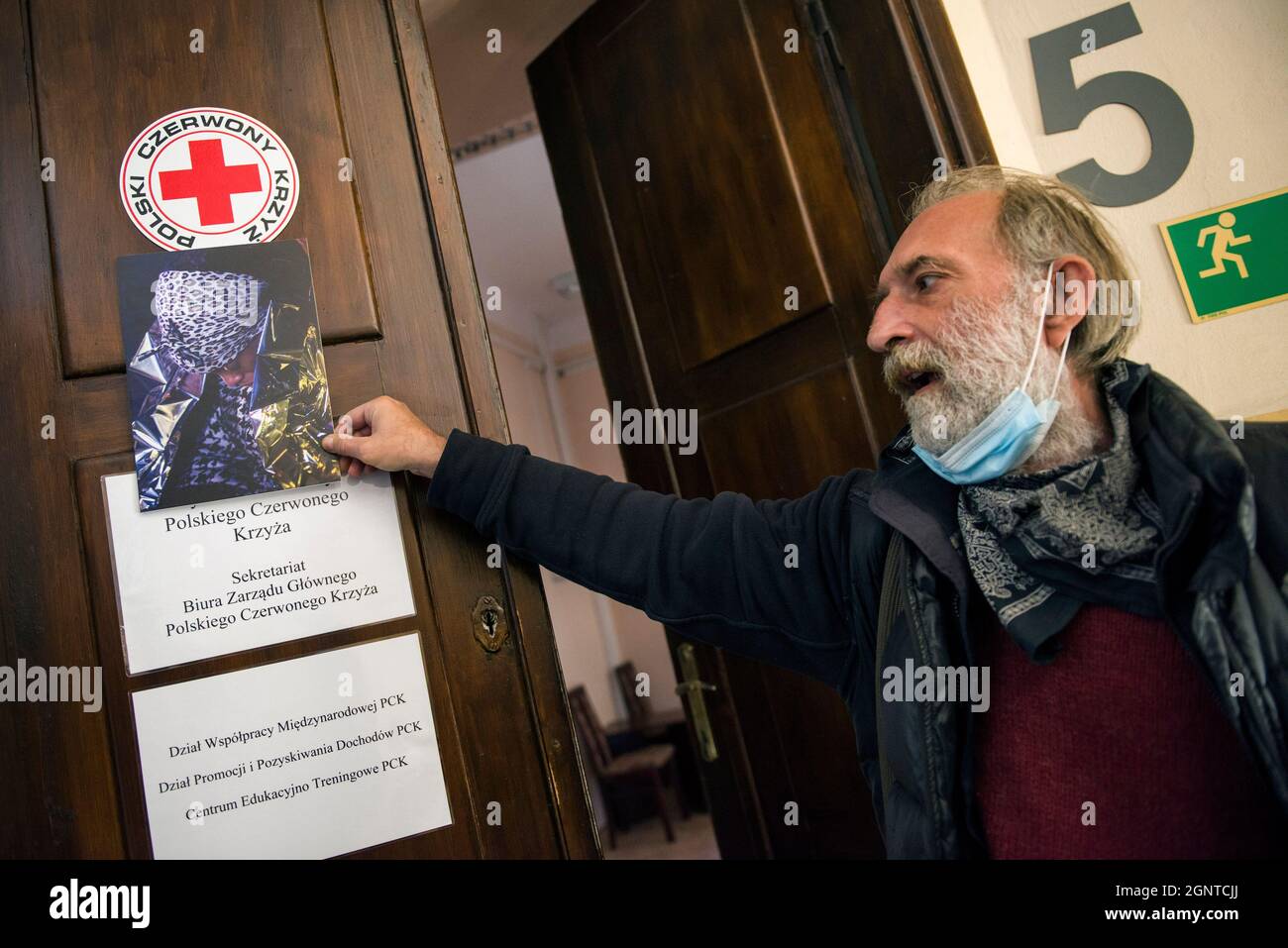 Wojciech Kinasiewicz, il leader della Obywatele RP (cittadini della RP) detiene un'immagine di un rifugiato bloccato al confine polacco-bielorusso durante la dimostrazione.gli attivisti del gruppo Obywatele RP (cittadini della RP) si sono rotti nella sede della Croce Rossa Polacca (PCK - Polski Czerwony Krzyz) E ha iniziato uno sciopero sit-in, protestando contro la situazione di crisi dei migranti al confine con la Bielorussia e chiedendo aiuti umanitari decisivi per le persone che si trovano al confine tra Polonia e Bielorussia. (Foto di Attila Husejnow/SOPA Images/Sipa USA) Foto Stock
