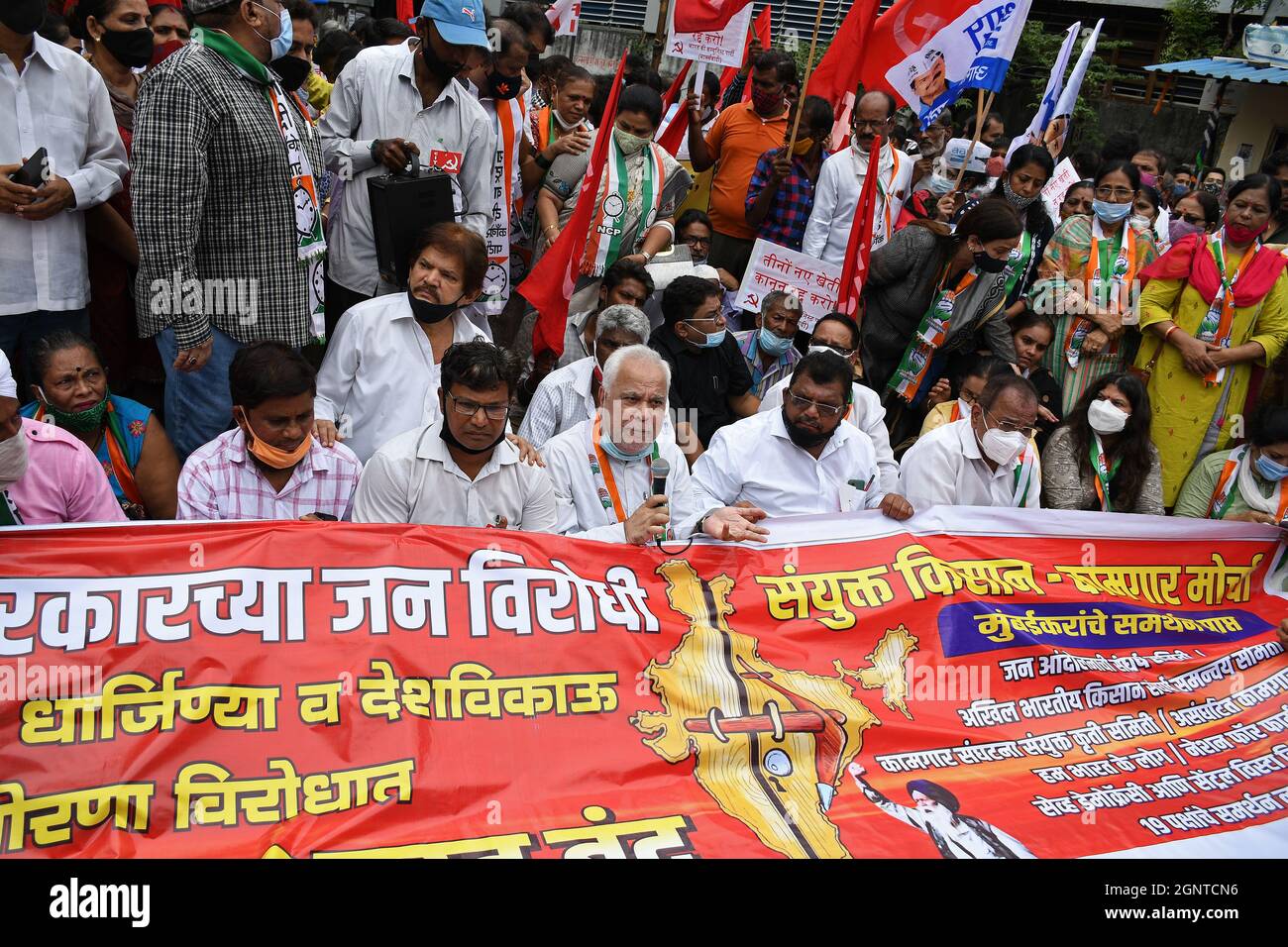 Mumbai, India. 27 settembre 2021. I manifestanti hanno una bandiera enorme e cantano gli slogan durante una protesta contro le leggi agricole a Mumbai.vari partiti politici come il partito nazionalista del Congresso (NCP), il Centro dei sindacati indiani (CITU) hanno organizzato una protesta contro le leggi agricole in tutta l'India. (Foto di Ashish Vaishnav/SOPA Images/Sipa USA) Credit: Sipa USA/Alamy Live News Foto Stock