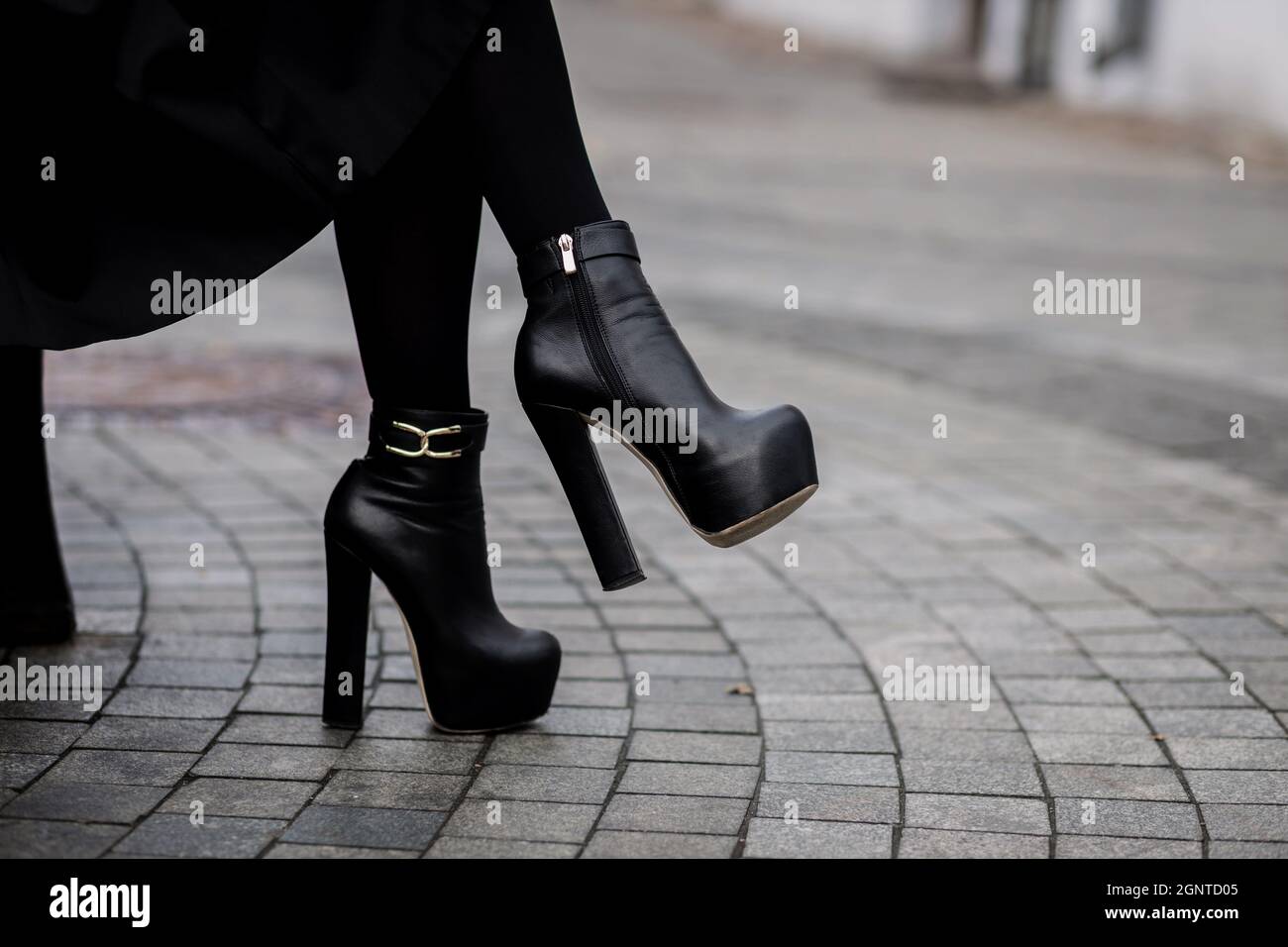 Eleganti stivali neri con tacco alto donna. Concetto di moda e design,  shopping Foto stock - Alamy