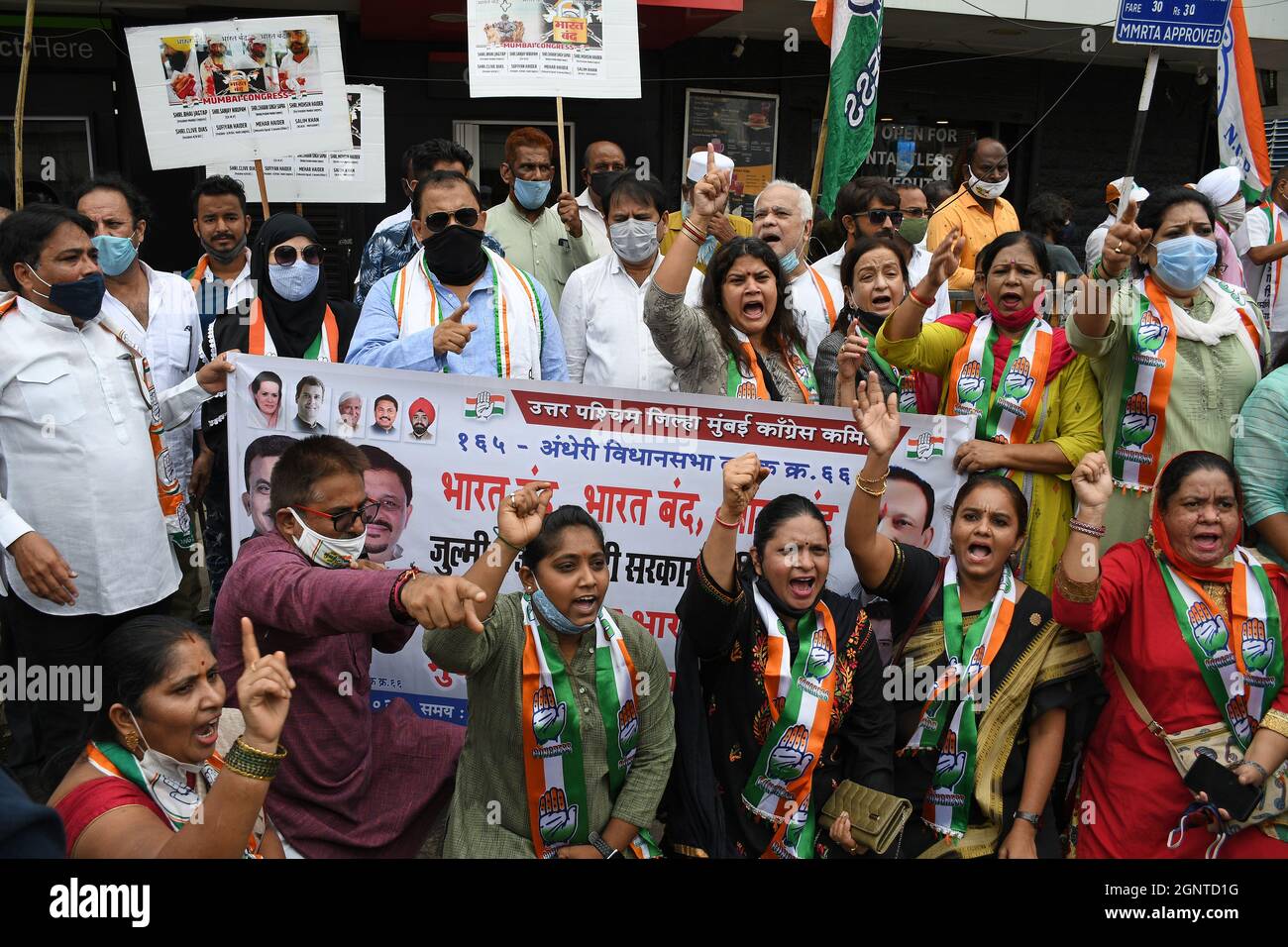 Mumbai, India. 27 settembre 2021. I manifestanti hanno dato segnali e gridato slogan durante una protesta contro le leggi agricole a Mumbai.vari partiti politici come il partito nazionalista del Congresso (NCP), il Centro dei sindacati indiani (CITU) hanno organizzato una protesta contro le leggi agricole in tutta l'India. (Foto di Ashish Vaishnav/SOPA Images/Sipa USA) Credit: Sipa USA/Alamy Live News Foto Stock