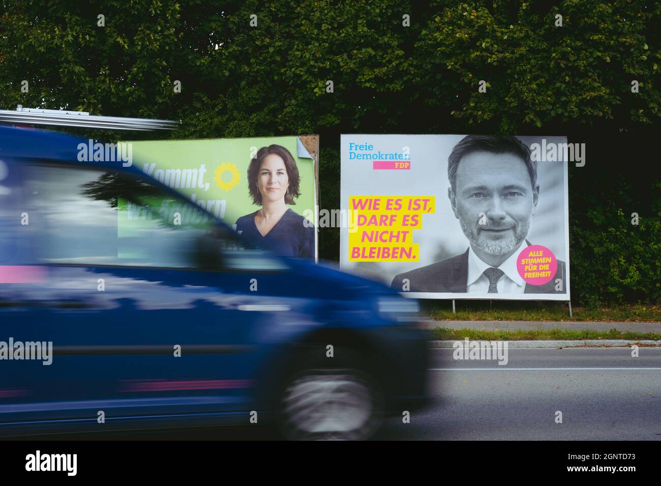 Am 26.09.21 e in Deutschland die Bundestagswahl statt. Dazu wurden von den Parteien in ganz Deutschland, Wahlplakate aufgegangen. Hier im Bild Plakate der Grünen mit Annalena Baerbock und FDP mit Christian Lindner während ein Auto vorbeifährt in Dinkelscherben am 27.09.21, einen Tag nach der Wahl. *il 26 settembre 2021 le elezioni federali hanno avuto luogo in Germania. A tal fine, i partiti di tutta la Germania hanno appeso i manifesti elettorali. In questa foto sono i manifesti di die Grünen (parzialmente coperti) e l'FDP a Dinkelscherben il 27 settembre 2021, un giorno dopo l'elezione. Appeso Foto Stock