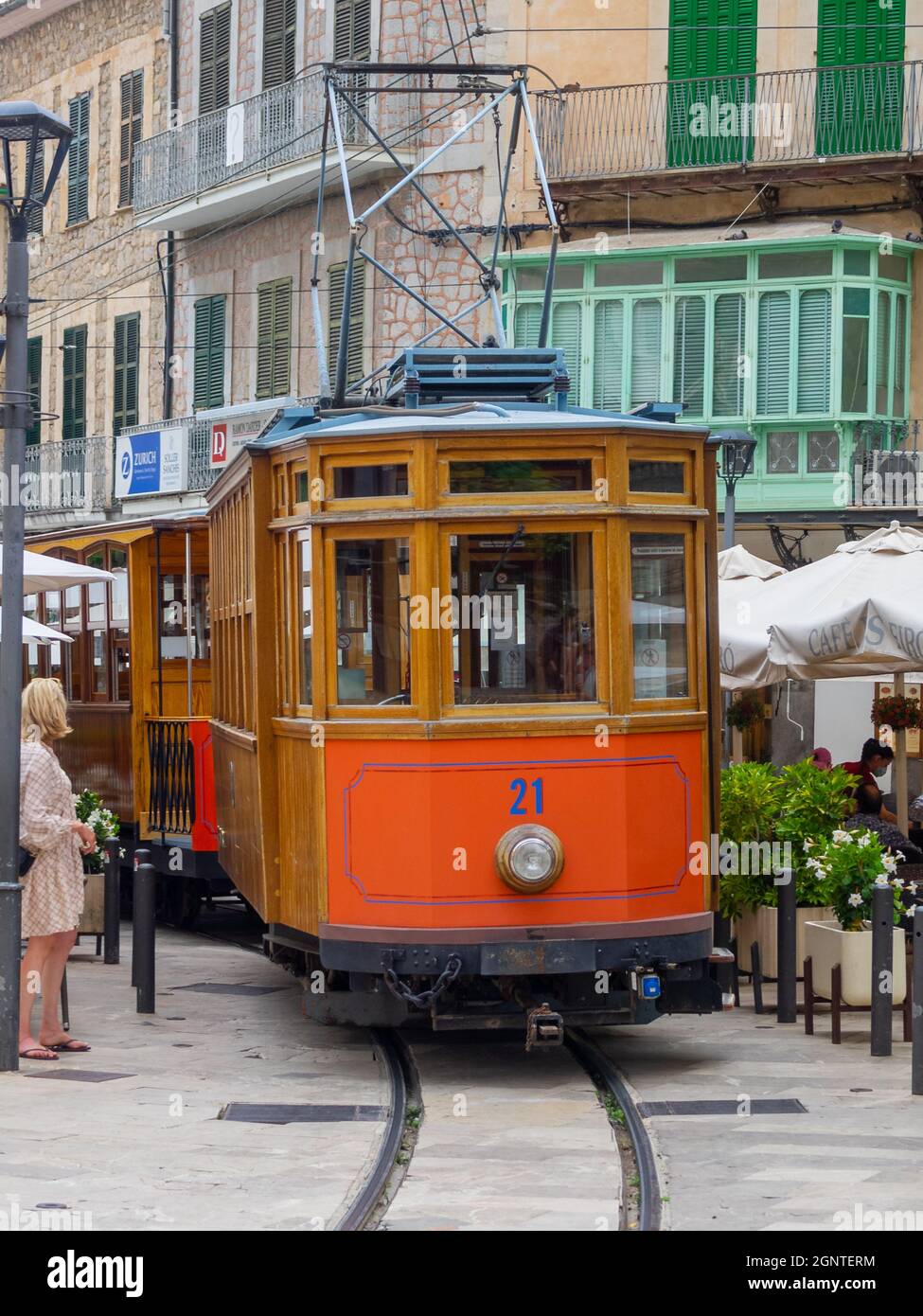 Tram Soller che passa in Plaza Constitució Foto Stock