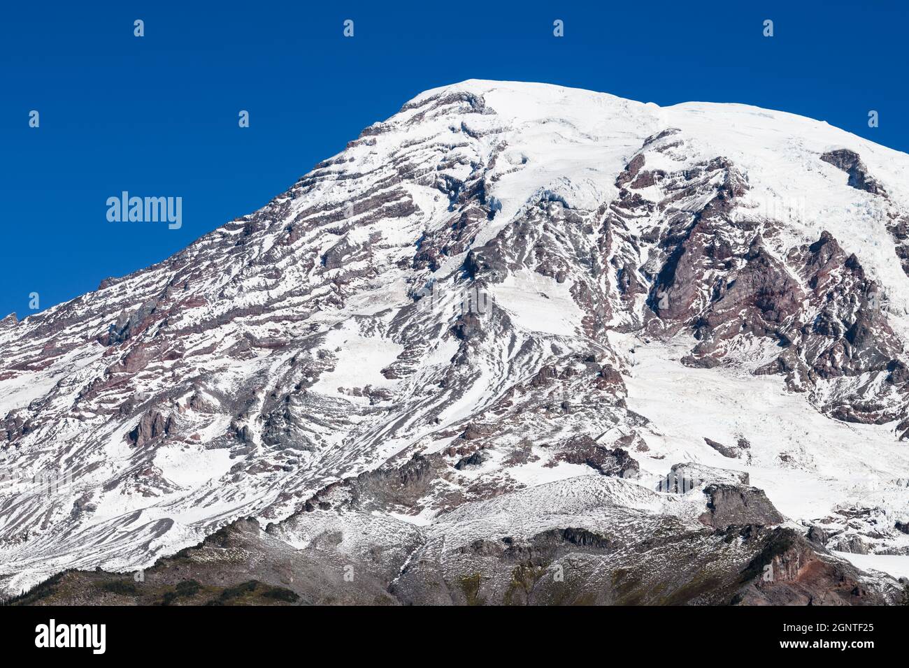 Una vista dettagliata delle alte pendici del Monte Rainier vulcanico nello stato di Washington Foto Stock