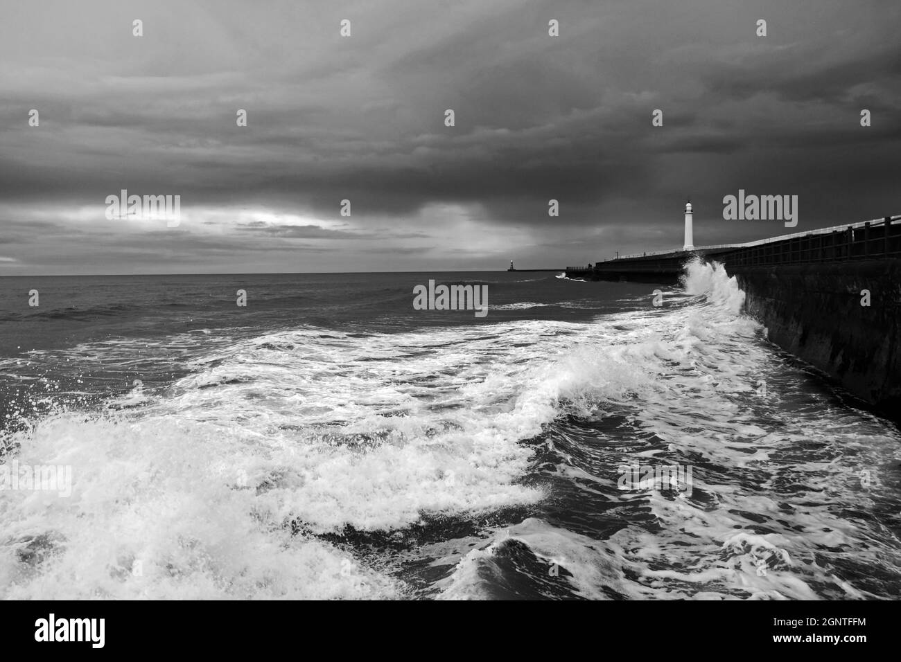 Waves at Seaburn, Sunderland, Tyne & Wear, Inghilterra (monocromatico) Foto Stock