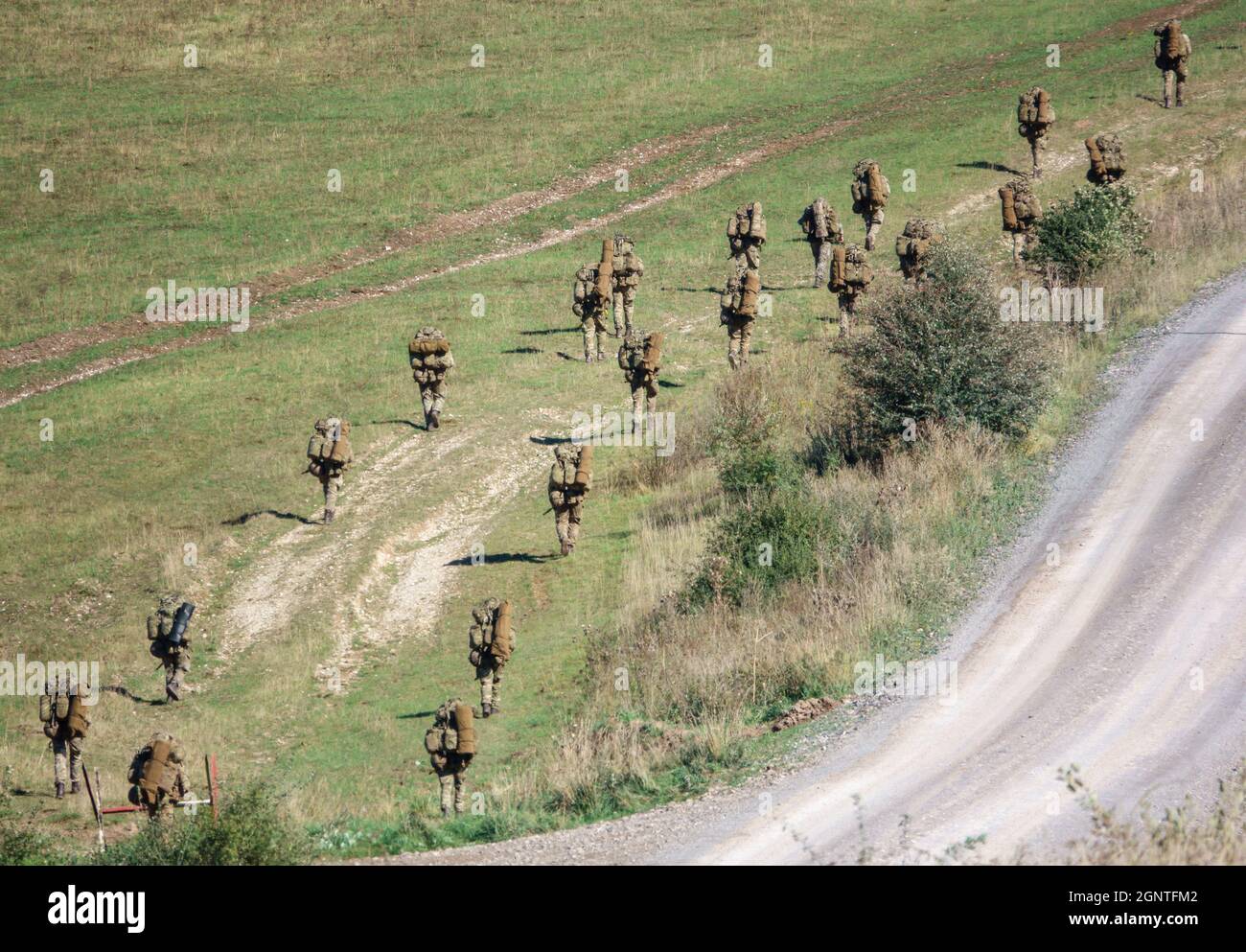 Esercito britannico GCC soldati di fanteria su una scheda di 4km che trasportano 40kg attraverso Salisbury Plain Wiltshire Regno Unito Foto Stock