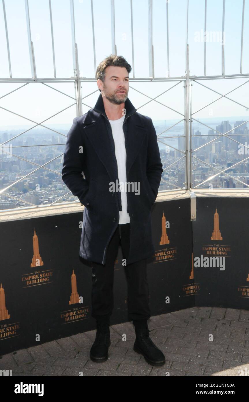 New York City, Stati Uniti. 27 settembre 2021. L'attore Daniel Gillies visita l'Empire state Building prima della prima del suo prossimo film, "Coming Home in the Dark", a New York City. Credit: SOPA Images Limited/Alamy Live News Foto Stock