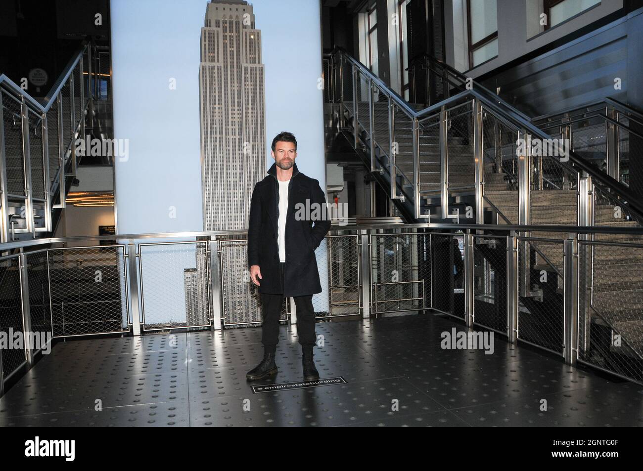 New York City, Stati Uniti. 27 settembre 2021. L'attore Daniel Gillies visita l'Empire state Building prima della prima del suo prossimo film, "Coming Home in the Dark", a New York City. Credit: SOPA Images Limited/Alamy Live News Foto Stock