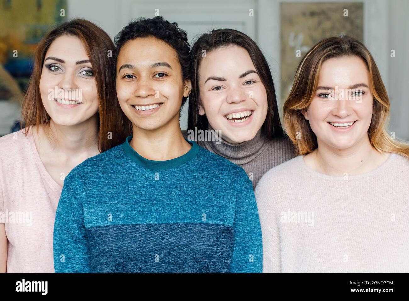 ritratto di girlfriends di gruppo di diverse nazionalità, amicizia femminile. Le ragazze divertenti hanno una festa nel paese Foto Stock