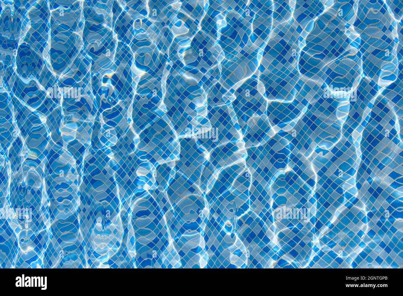 Piscina mosaico fondo caustics ondulazione come acqua di mare e flusso con onde sfondo con luce solare riflessione, sport e relax concetto Foto Stock