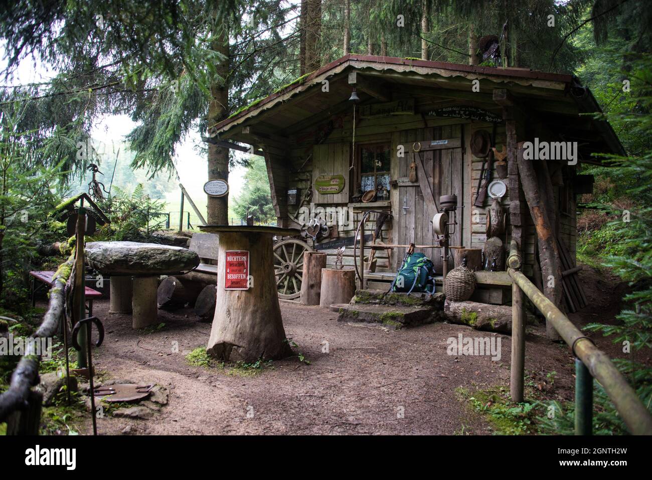 La cabina di una strega? Un gioiello nascosto di un luogo di riposo lungo il sentiero Goldsteig in Baviera Foto Stock