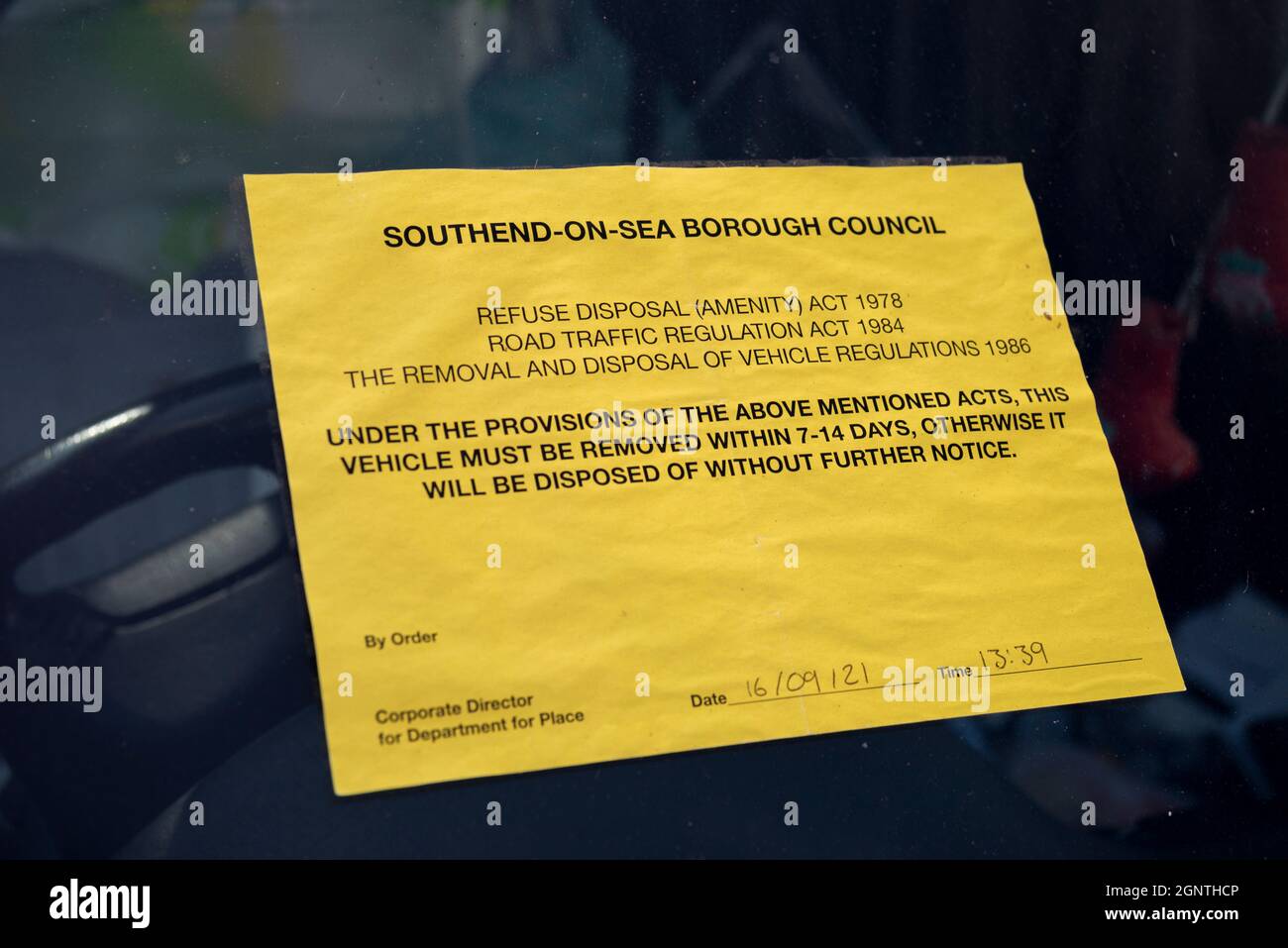 Avviso di rimozione dell'auto utilizzando il Rifiuta disposizione Amenity Act 1978. Legge sulla regolamentazione della circolazione stradale 1984. Norme per lo smontaggio e lo smaltimento dei veicoli Foto Stock