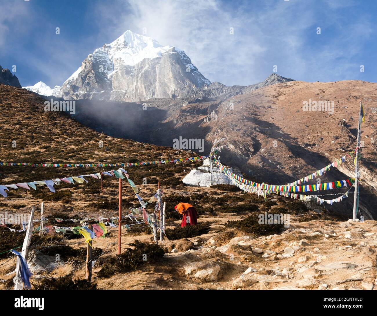 Monaco buddista, stupa e bandiere di preghiera vicino al monastero di Pangboche e picco Tabuche, vita nella valle di Khumbu sulla strada per il campo base Everest, nepal Foto Stock