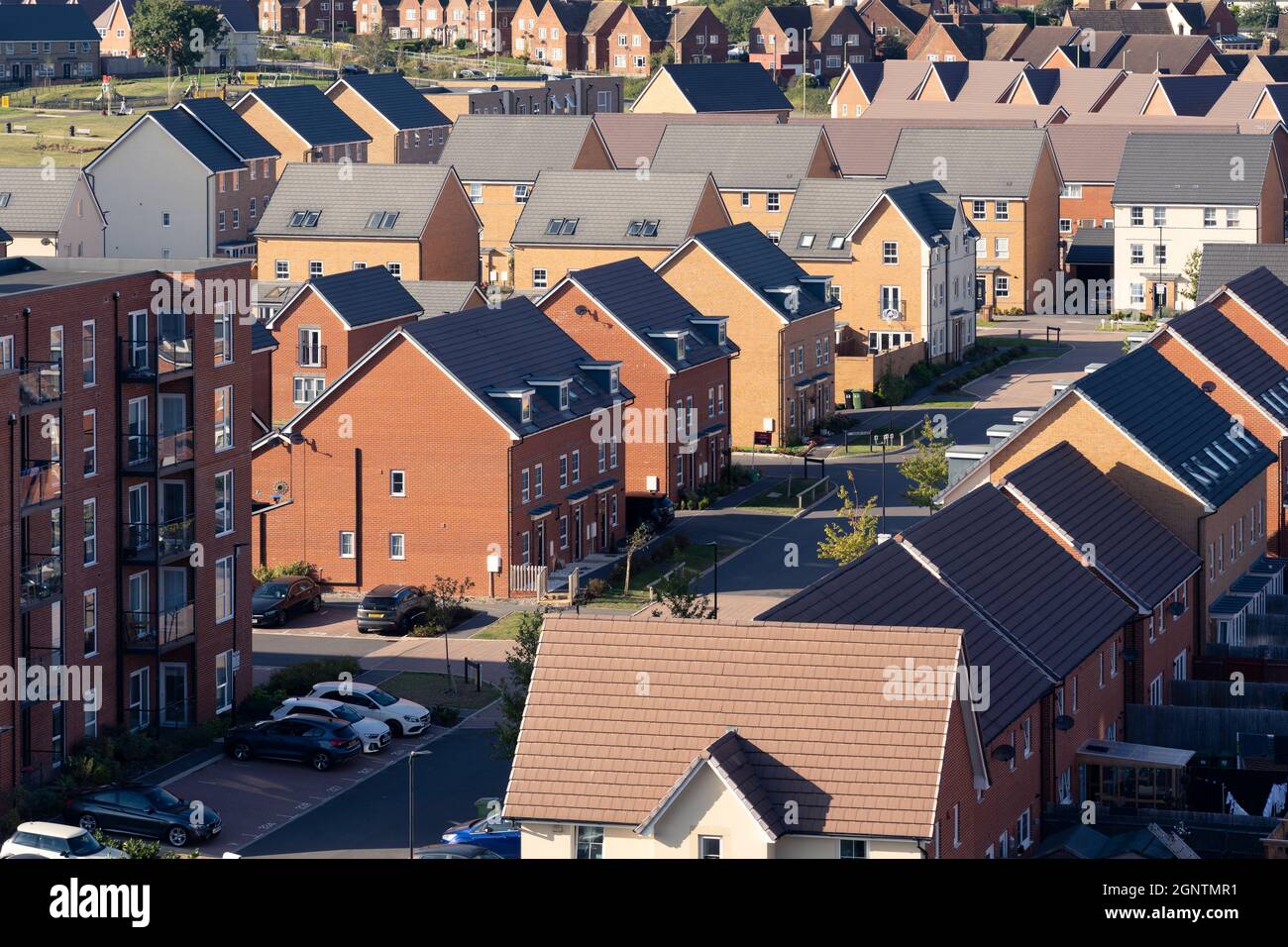 Vista aerea su case semi-indipendenti e blocchi di appartamenti nella tenuta Chapel Gate a Basingstoke, Regno Unito. Concetto: Affitto, mercato di affitto, mercato immobiliare Foto Stock