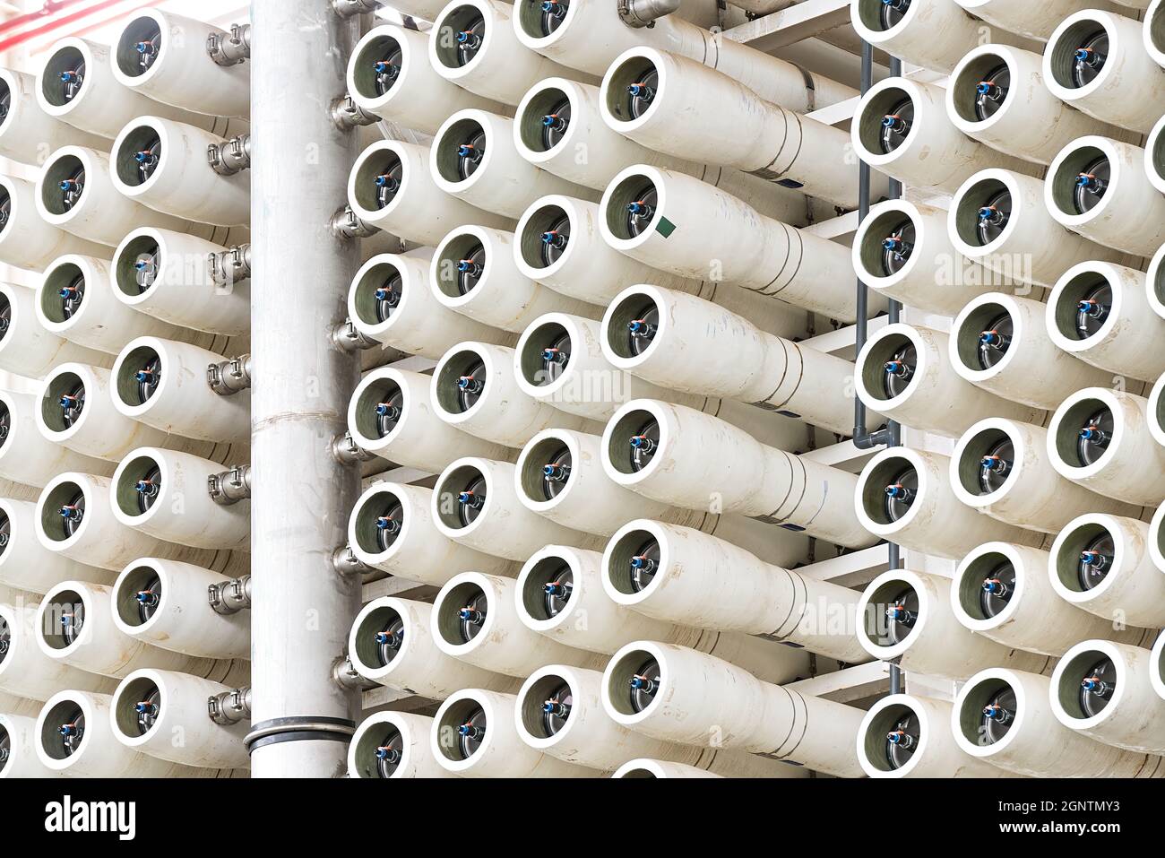 L'apparecchiatura di osmosi inversa in un impianto di desalinizzazione. Foto Stock