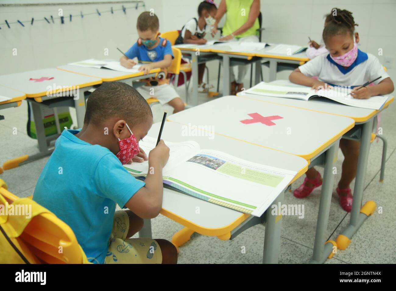 salvador, bahia, brasile 27 settembre 2021: Gli studenti della rete comunale della città di Salvador ritorno a scuola. Le scuole sono state chiuse a causa di t Foto Stock