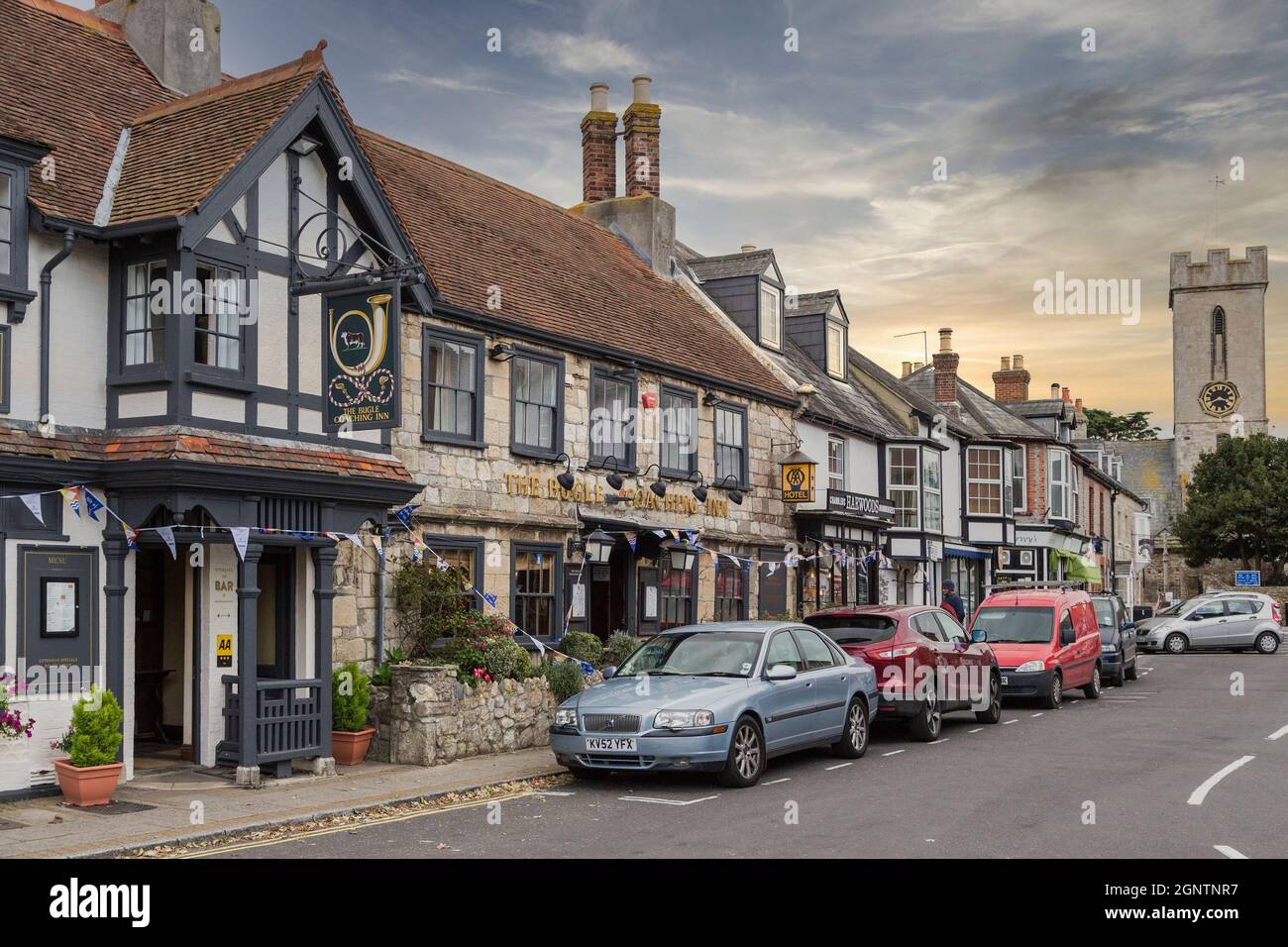 Scena stradale con la Bugle Coaching Inn and Church, Yarmouth, Isola di Wight, Regno Unito Foto Stock