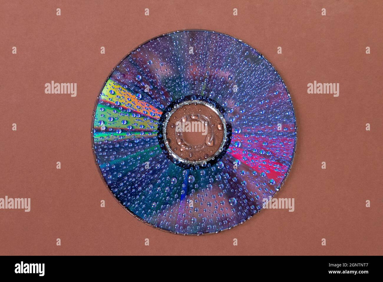 Retro CD con gocce bagnate su sfondo marrone Foto Stock