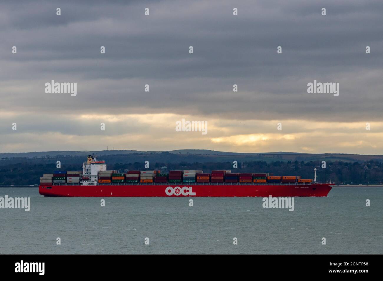 Nave container OCCL nel solent al largo della costa dell'isola di wight che si avvicina al canale di spine e al porto di southampton banchine, regno unito Foto Stock