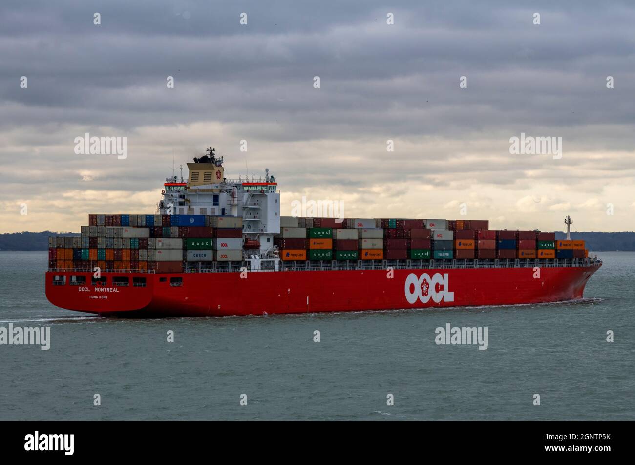 Nave container OCCL nel solent al largo della costa dell'isola di wight che si avvicina al canale di spine e al porto di southampton banchine, regno unito Foto Stock