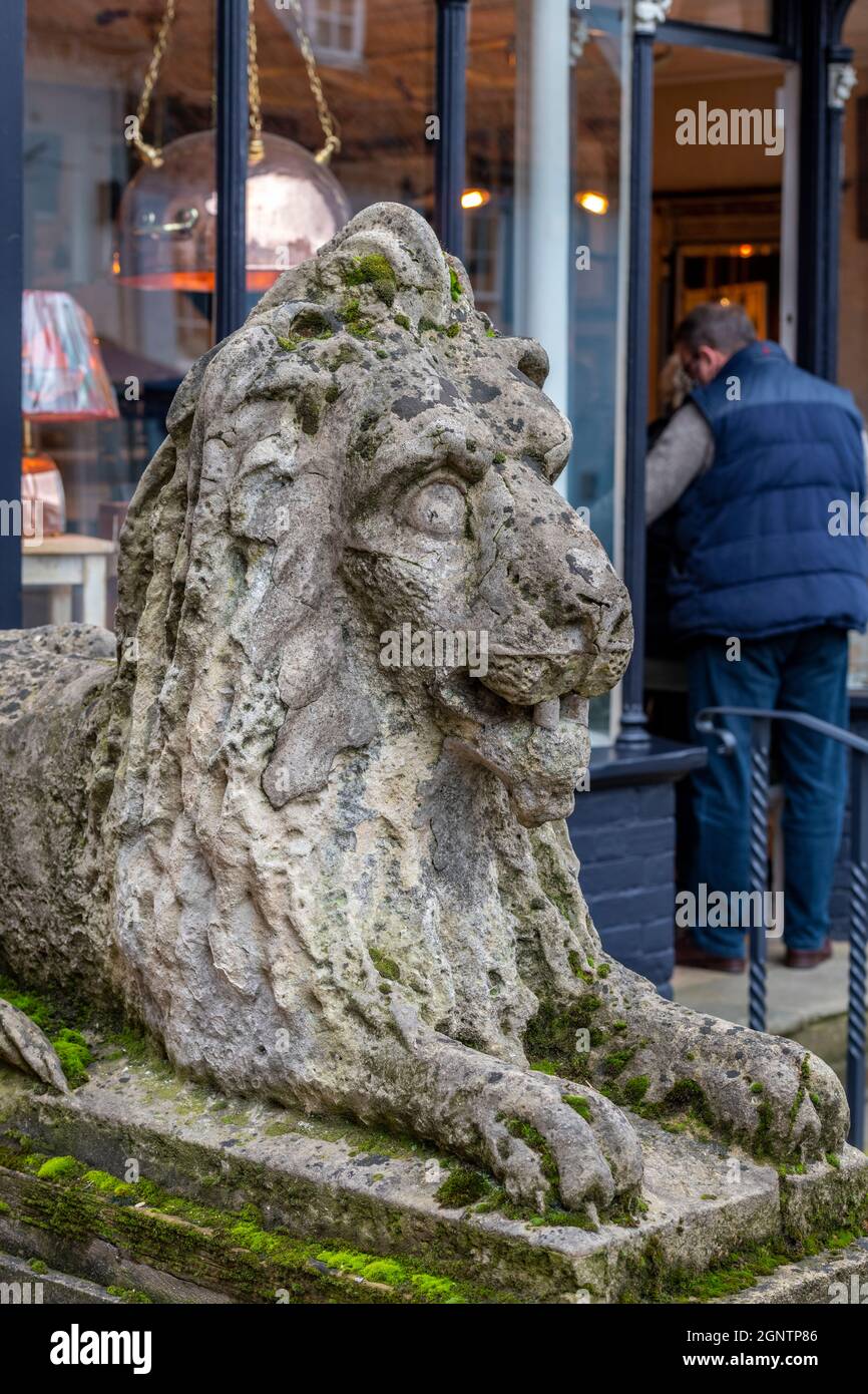 leone di pietra in mostra in un centro giardino o negozio di casa di design a holt norfolk. statuario giardino in forma di un leone scolpito in pietra. Foto Stock