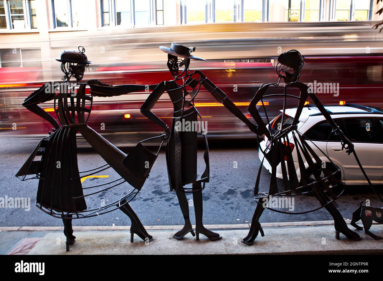 Shopping statua Daze lungo Haywood Street ad Asheville, Carolina del Nord. Foto Stock