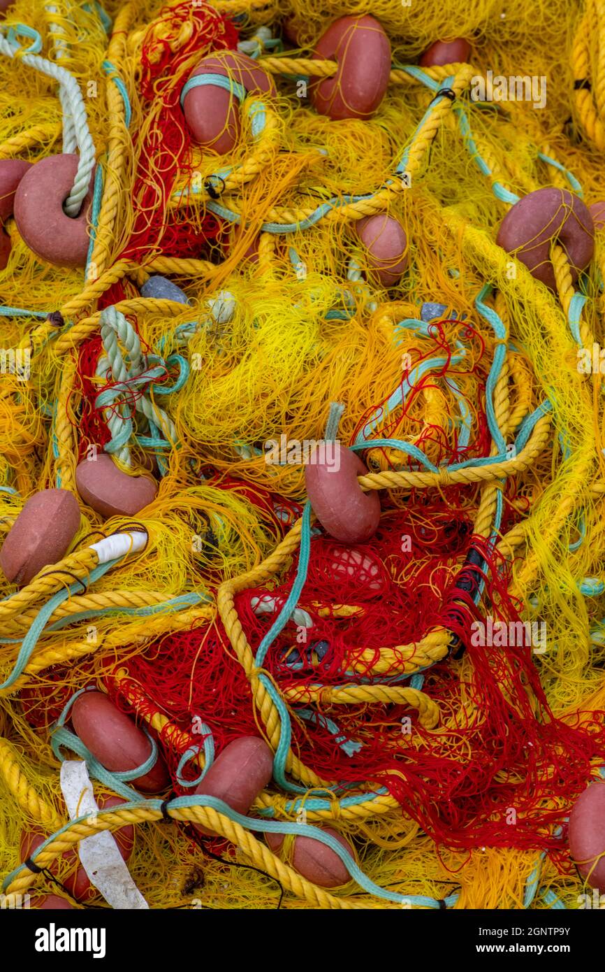 reti da pesca colorate sulla banchina di un porto di zante grecia. reti colorate utilizzate per la pesca con carri da pesca e funi. Foto Stock