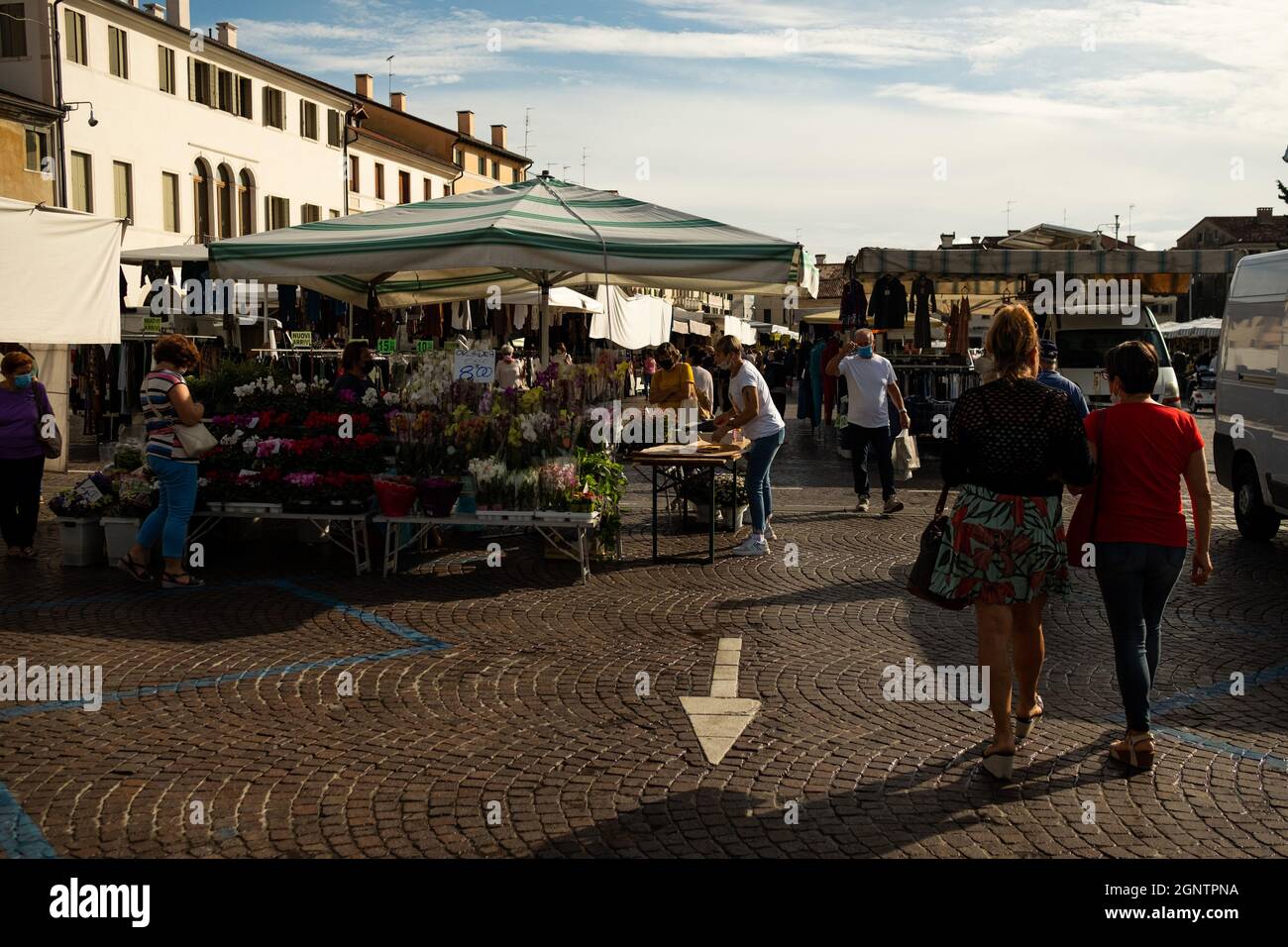 Castelfranco Veneto, Italia. 17 settembre 2021. Il 17 settembre 2021 si possono vedere passeggiate e shopping in un mercato settimanale all'aperto nella piccola città italiana di Castelfranco Veneto. L'economia italiana è destinata a crescere ulteriormente grazie alla riapertura delle imprese e al ritorno alla vita normale. (Foto di Davide Bonaldo/Sipa USA) Credit: Sipa USA/Alamy Live News Foto Stock