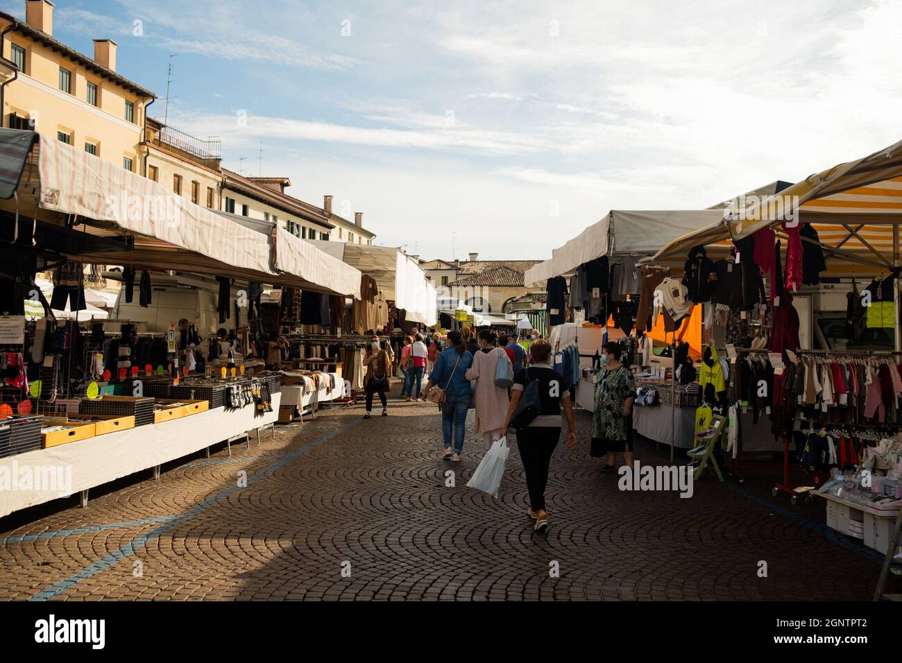 Castelfranco Veneto, Italia. 17 settembre 2021. Il 17 settembre 2021 si possono vedere passeggiate e shopping in un mercato settimanale all'aperto nella piccola città italiana di Castelfranco Veneto. L'economia italiana è destinata a crescere ulteriormente grazie alla riapertura delle imprese e al ritorno alla vita normale. (Foto di Davide Bonaldo/Sipa USA) Credit: Sipa USA/Alamy Live News Foto Stock